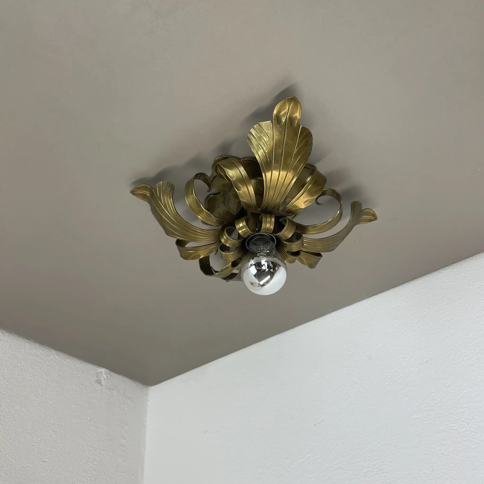 Rare 24 cm Large Theatre Ceiling Light in Gold-Coloured Brass in Florentine Leaf Style, Italy, 1970s