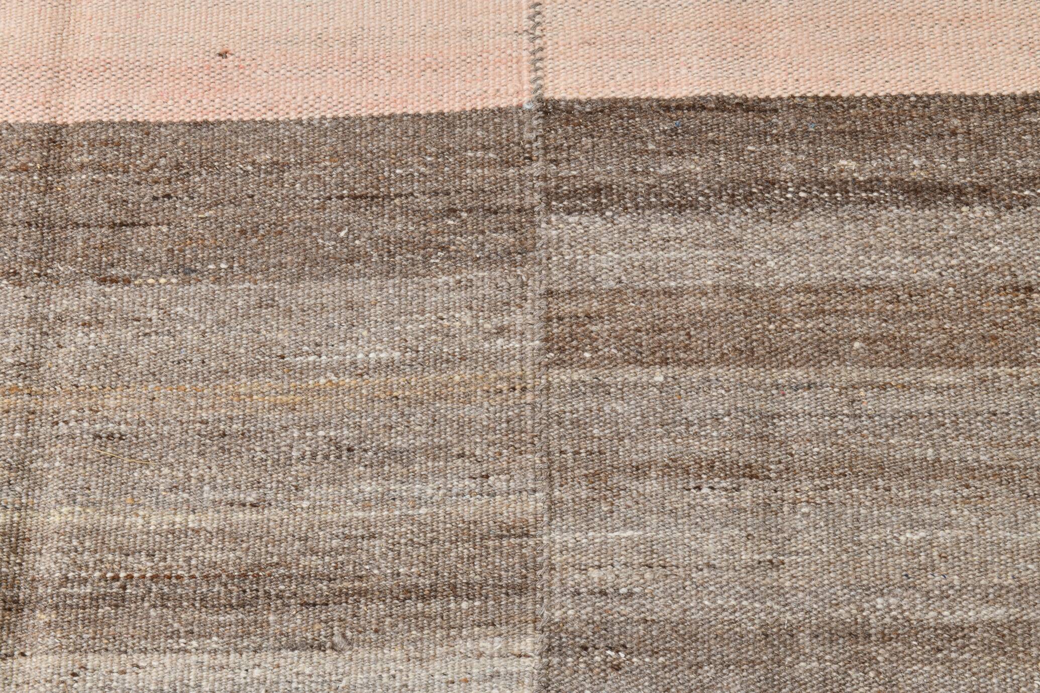 Tapis kilim vintage tons bruns et beige rosé, style minimal artisanal