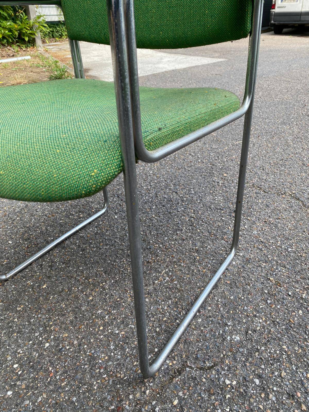 Scandinavian office chair in green fabric and curved steel
