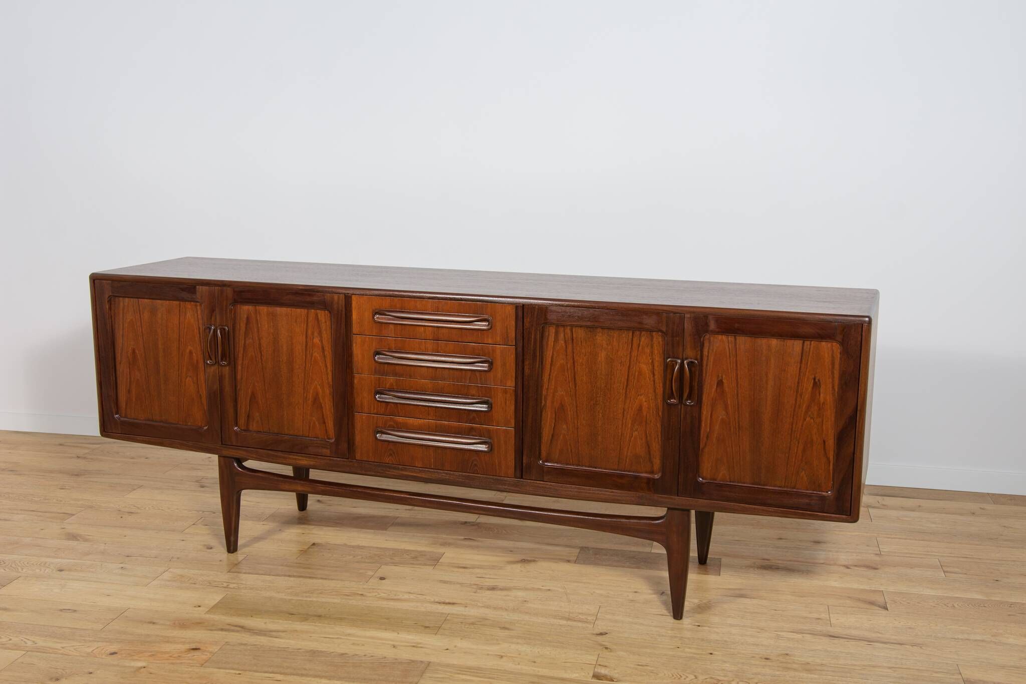 Buffet Mid-Century Modern par Victor Wilkins pour G-Plan, années 1960.