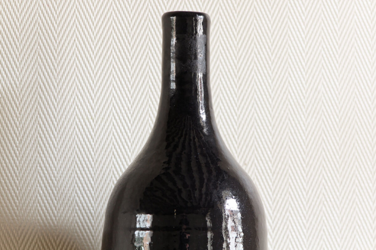 Grand vase bouteille en terre cuite vernissée