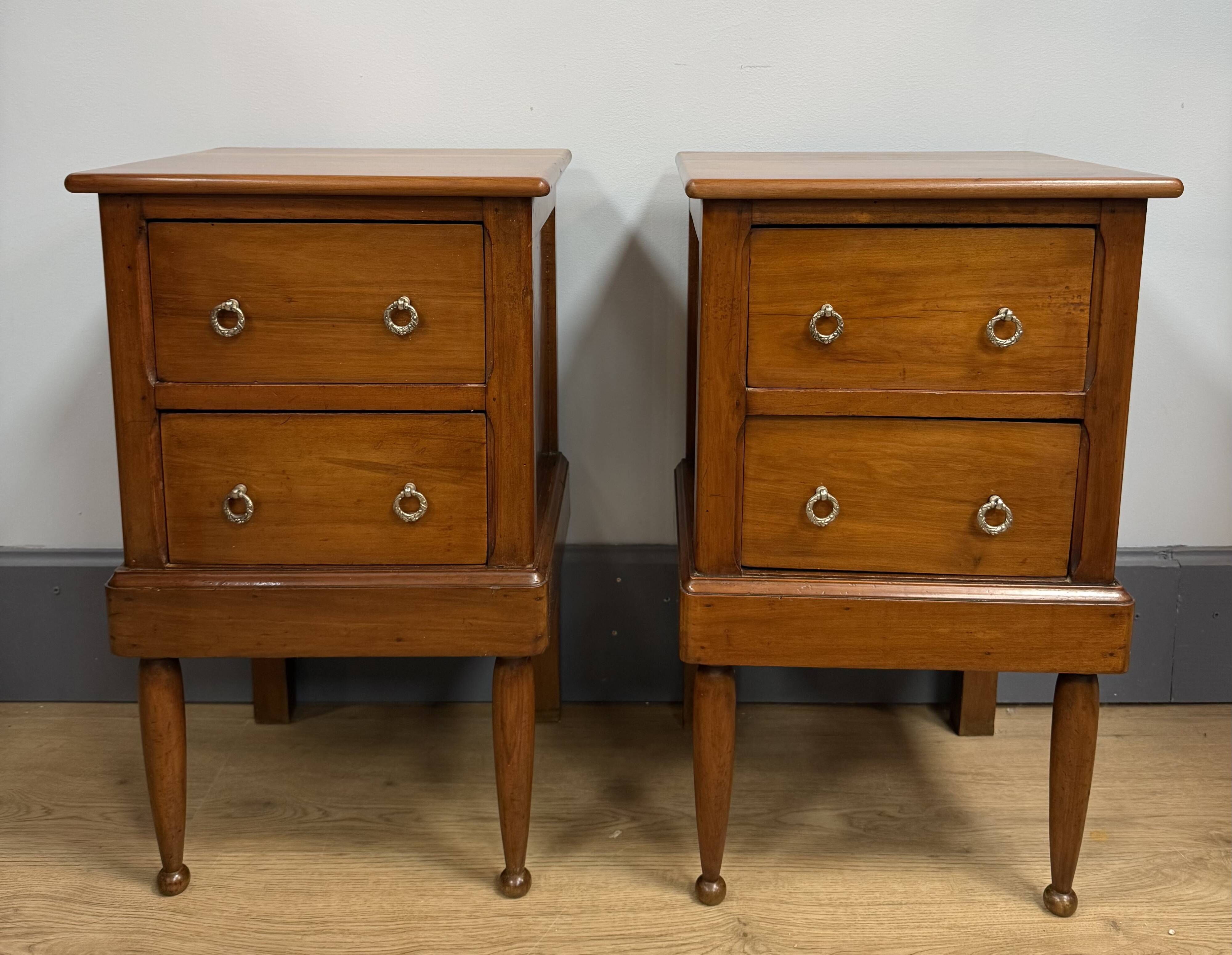 Paire de chevets à forme cubique