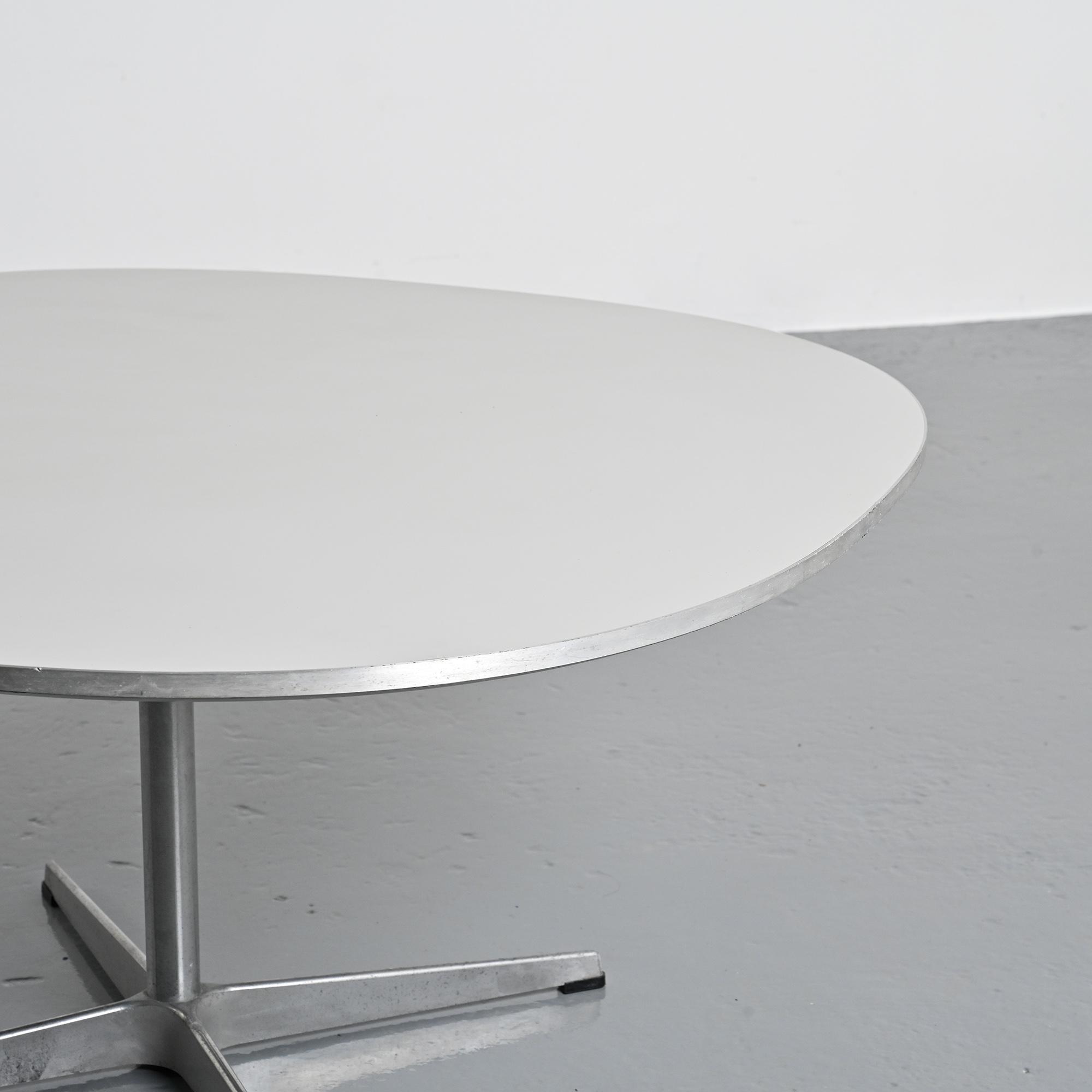 Coffee table by Arne Jacobsen, Fritz Hansen, circa 1970.