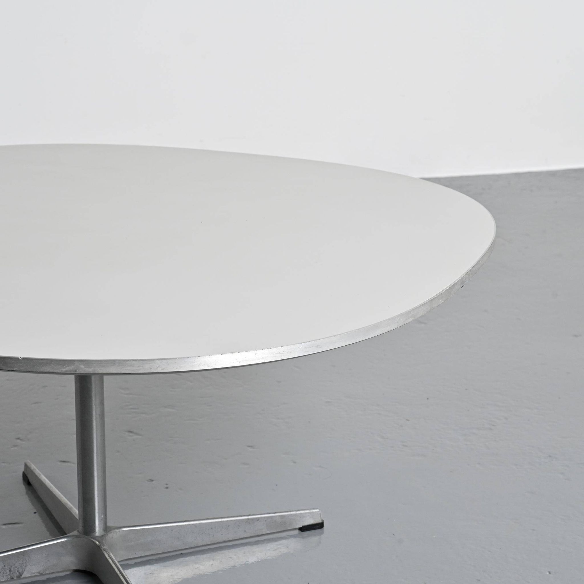 Coffee table by Arne Jacobsen, Fritz Hansen, circa 1970.