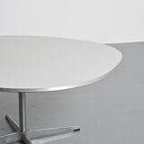 Coffee table by Arne Jacobsen, Fritz Hansen, circa 1970.
