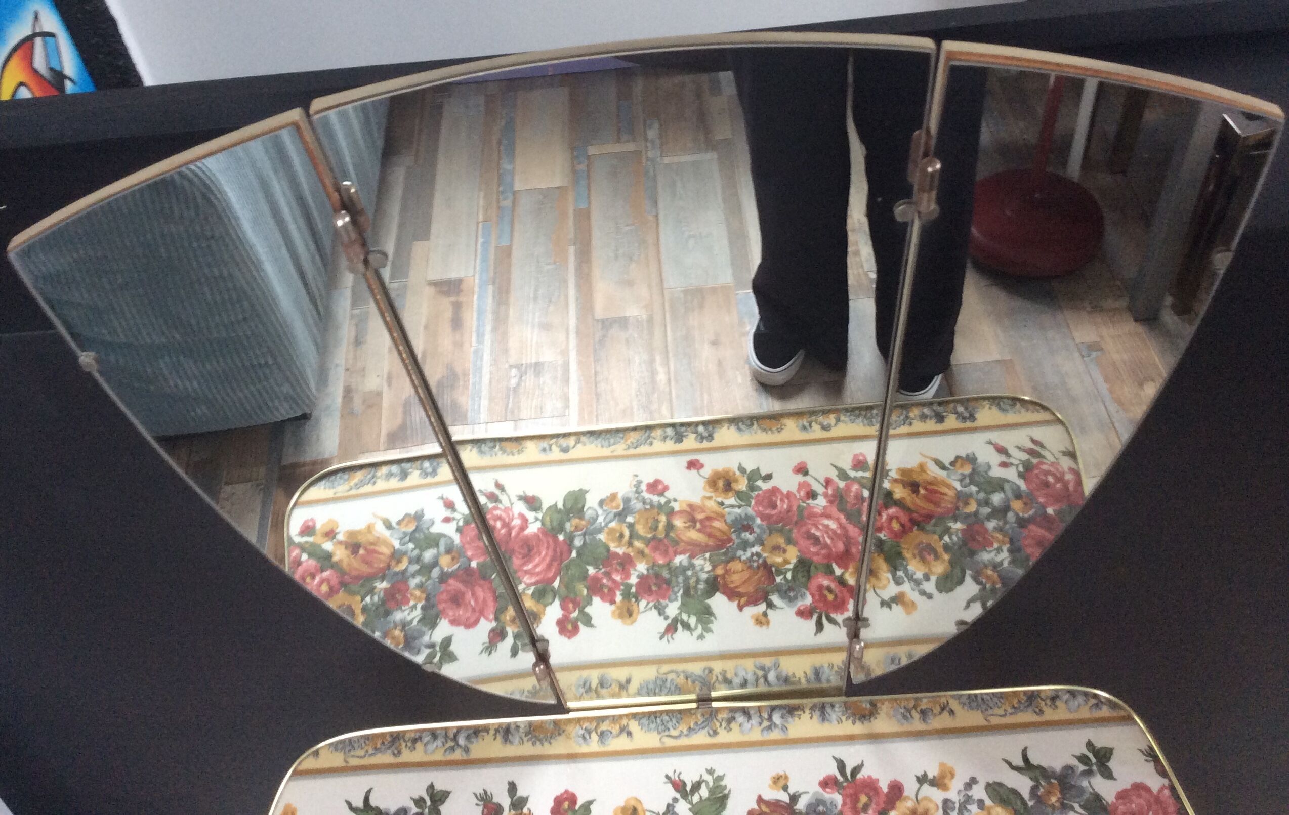 Hairdresser of the 50s and 60s with triptych mirror