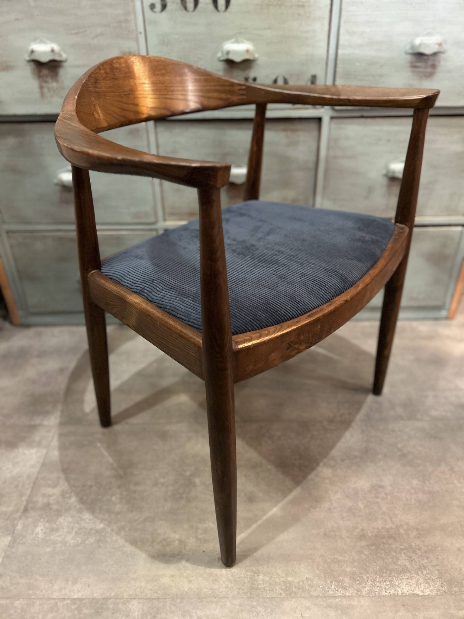 Fauteuil scandinave dans le style de Wegner Hans.