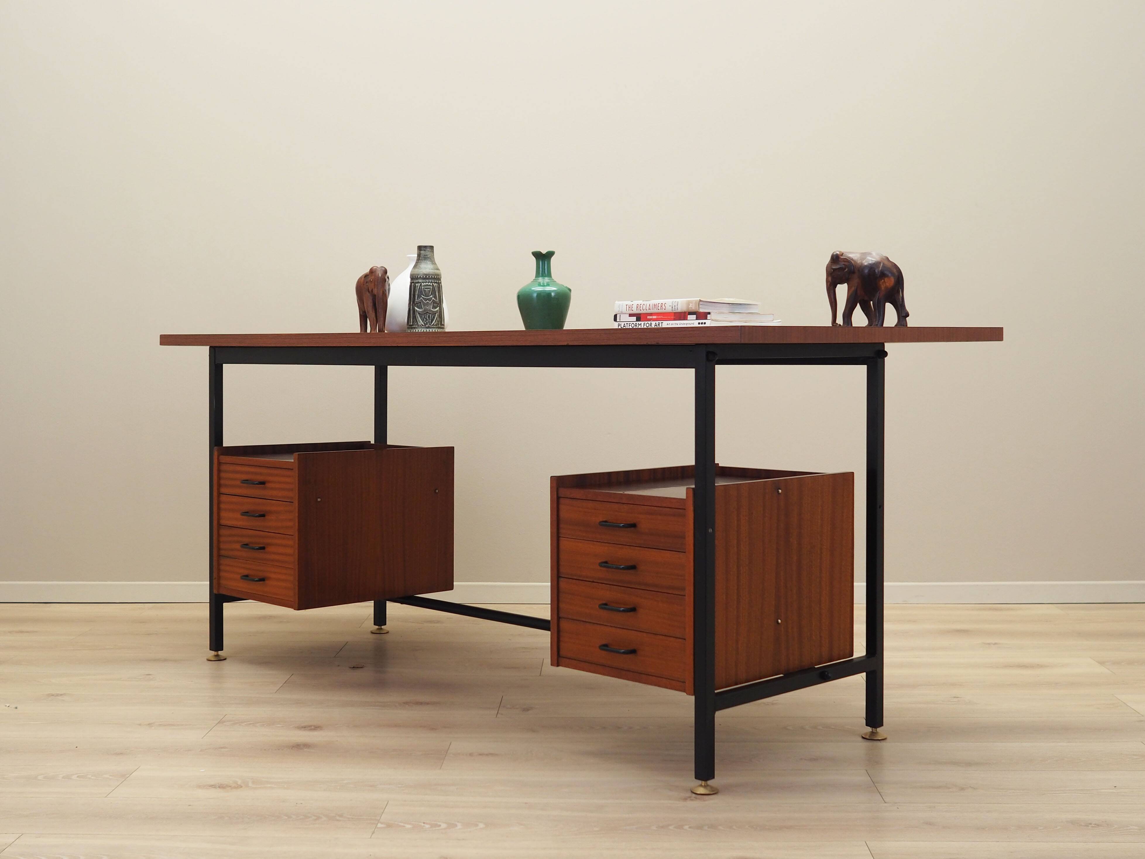 Bureau en acajou, design italien, années 1970, production : Italie