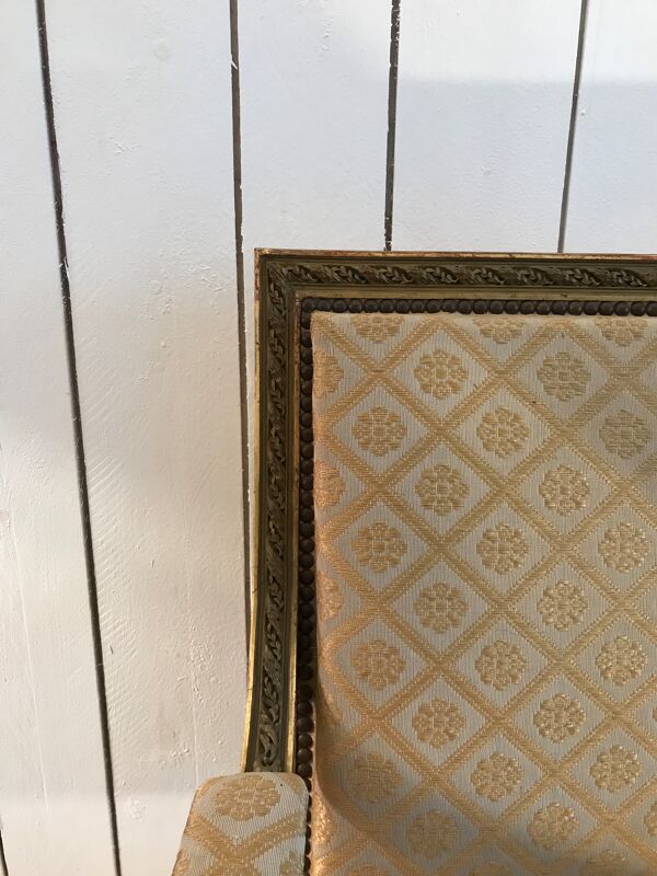 Fauteuil Louis XVI en bois doré sculpté et mouluré