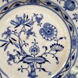 Pair of hollow plates in Meissen porcelain, onion décor