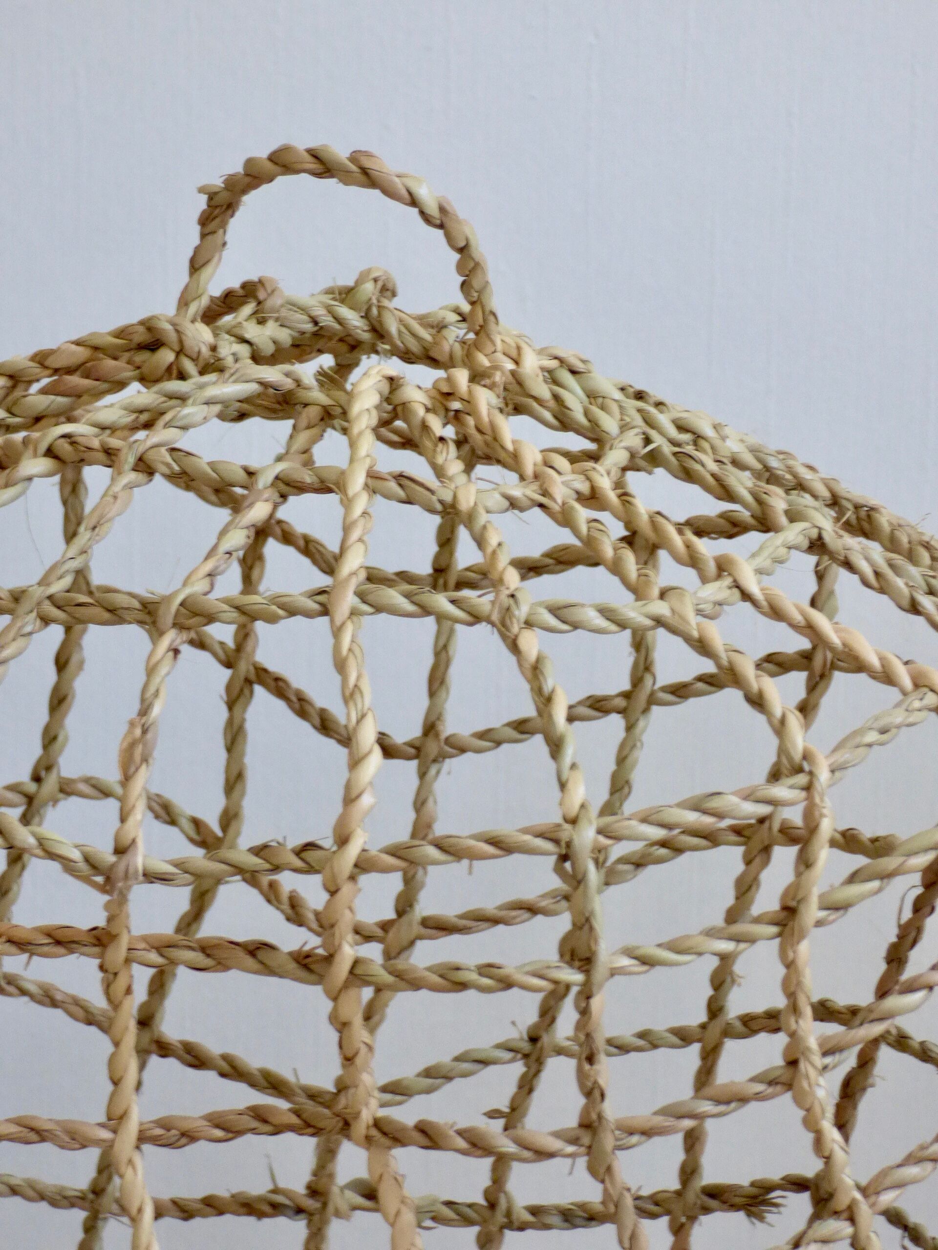 Suspension fishing net braided in palm leaf