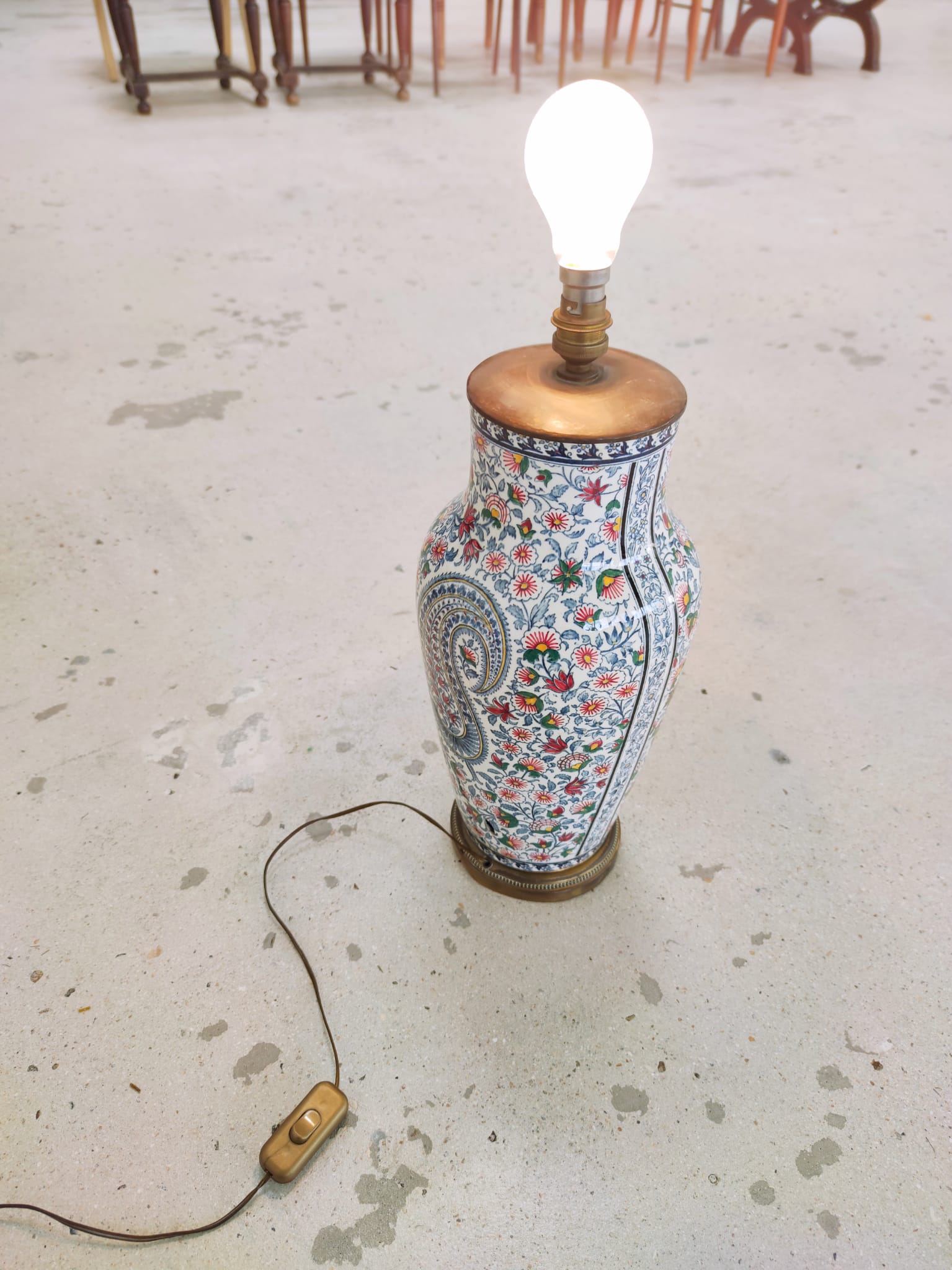 Porcelain lamp foot decorated with Cashemere decoration
