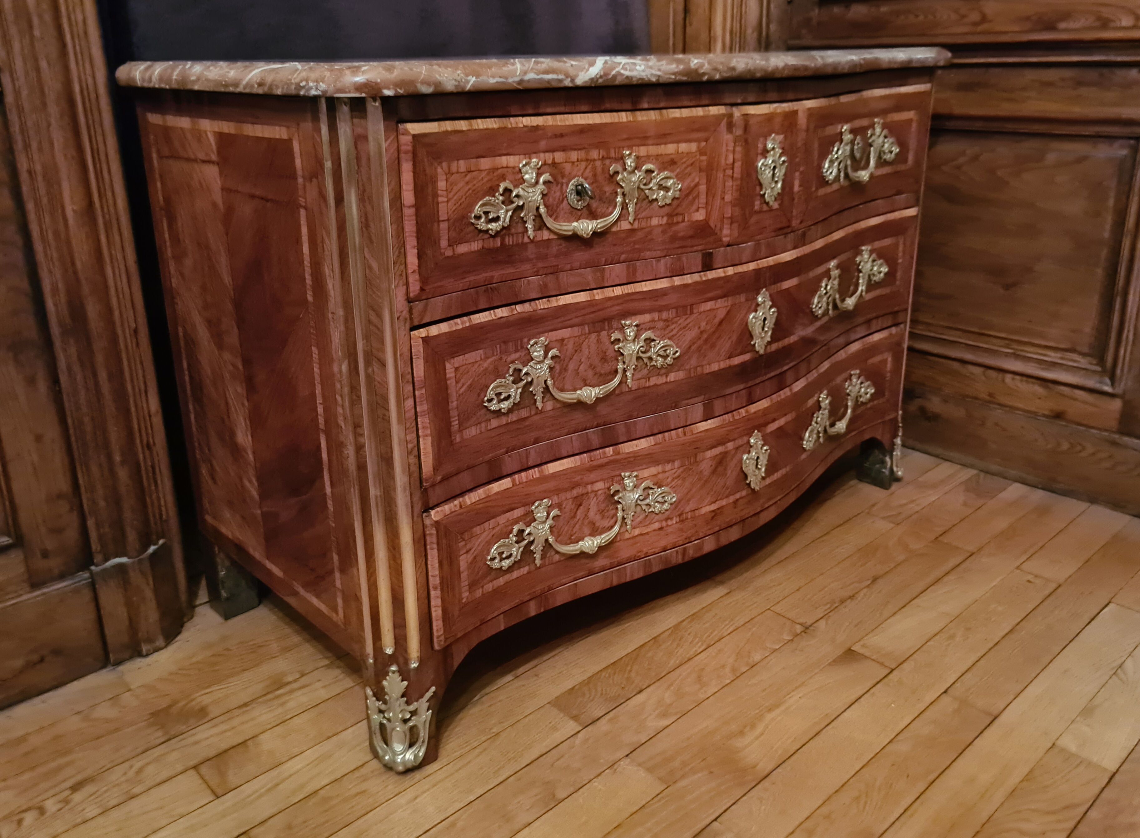 Regency period chest of drawers in veneer circa 1730