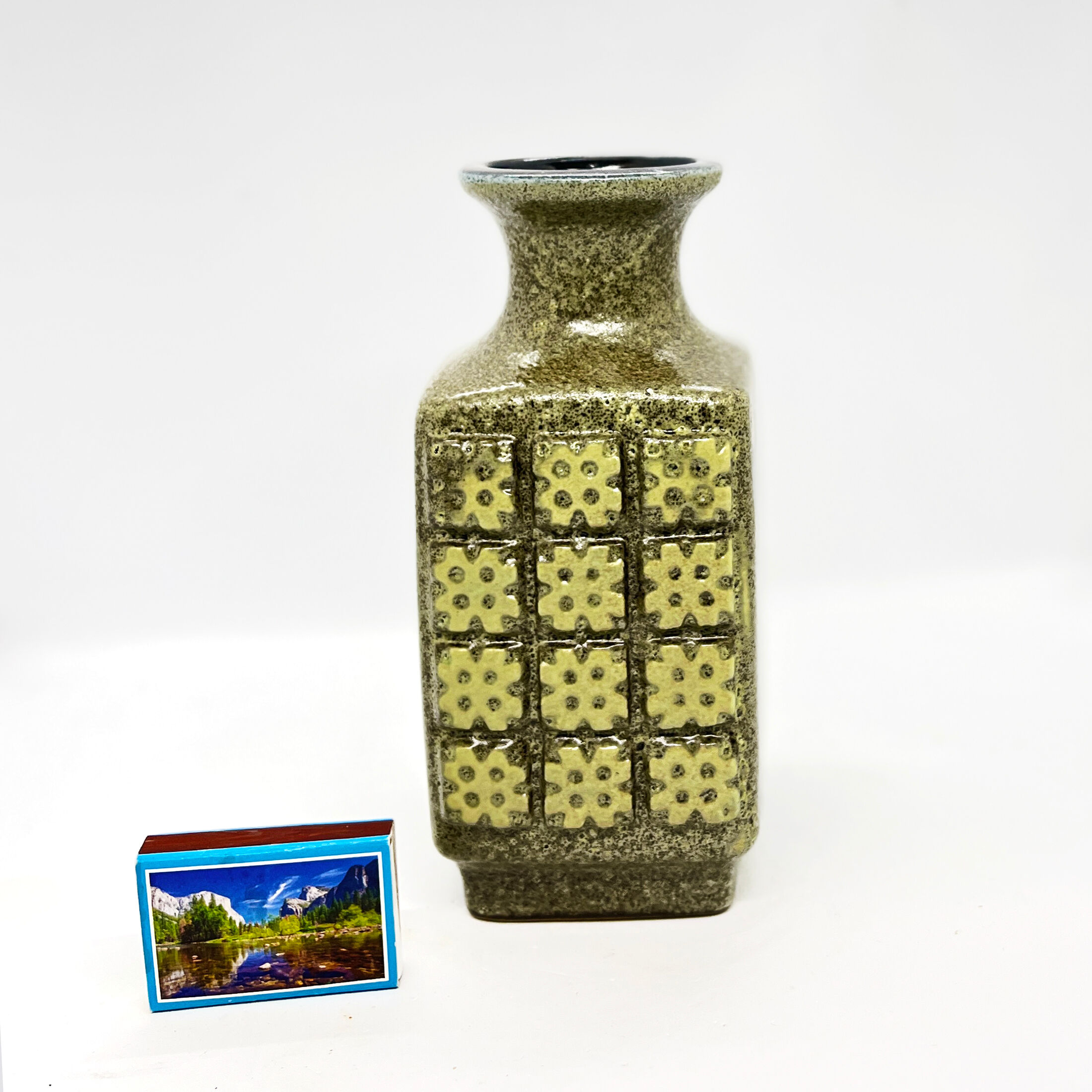 Olive green ceramic vase 3080 A Op Art, VEB Haldensleben Germany 1970s