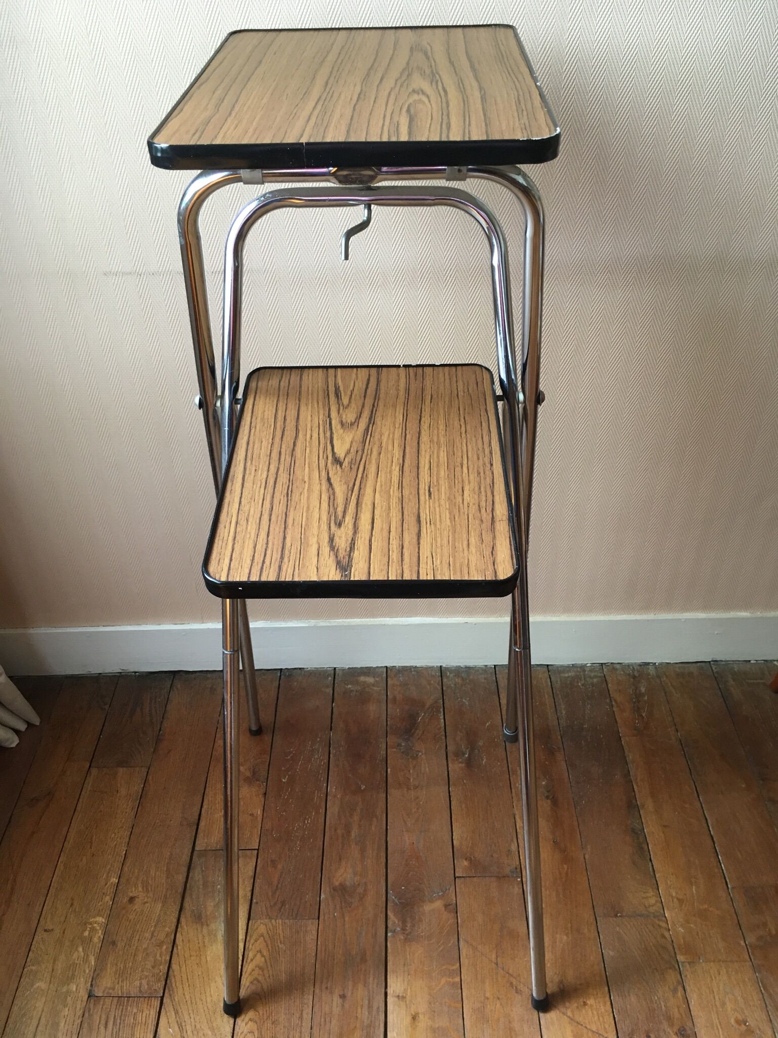 Formica projection table