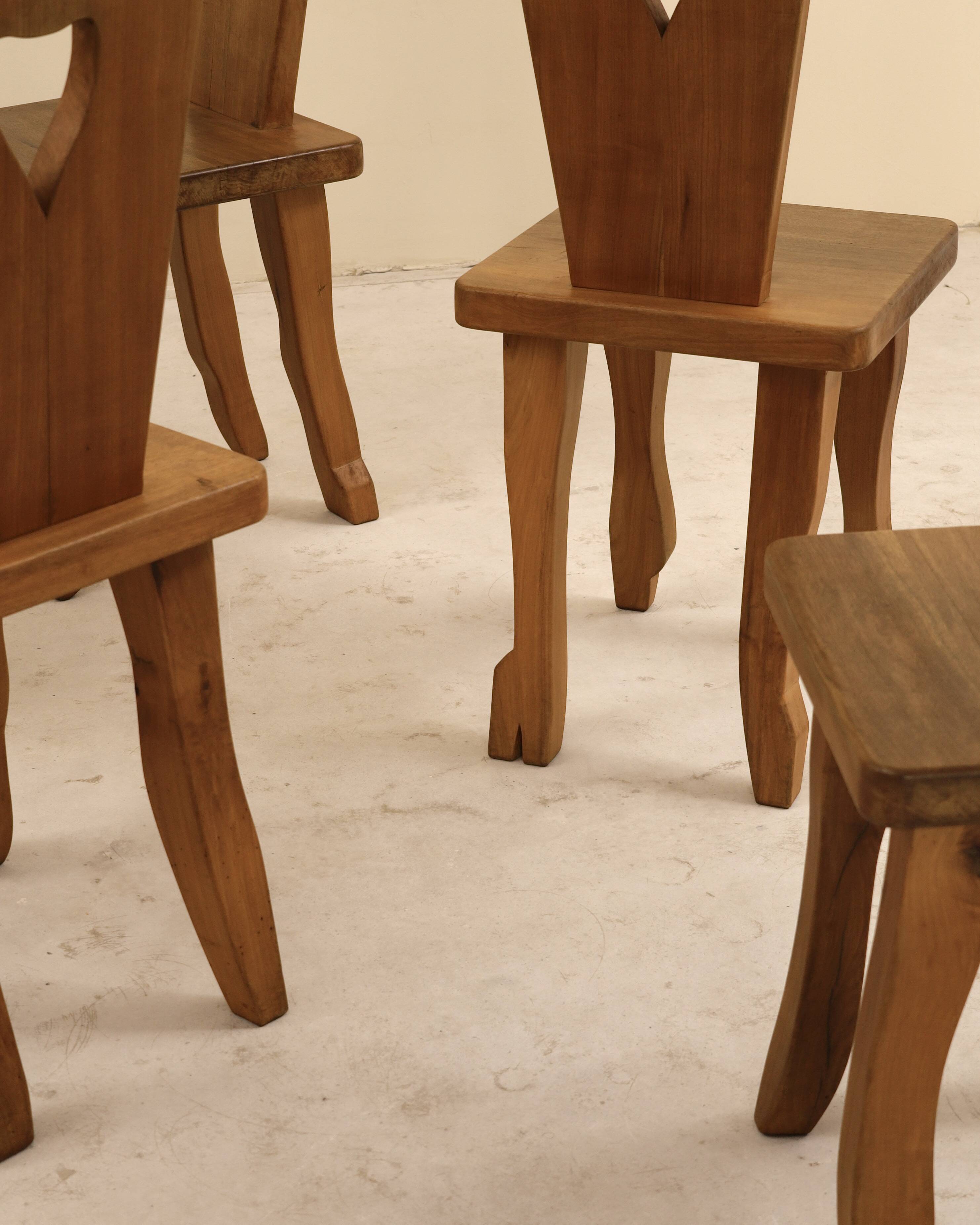 Ensemble de 6 chaises en noyer massif, France, 1970's