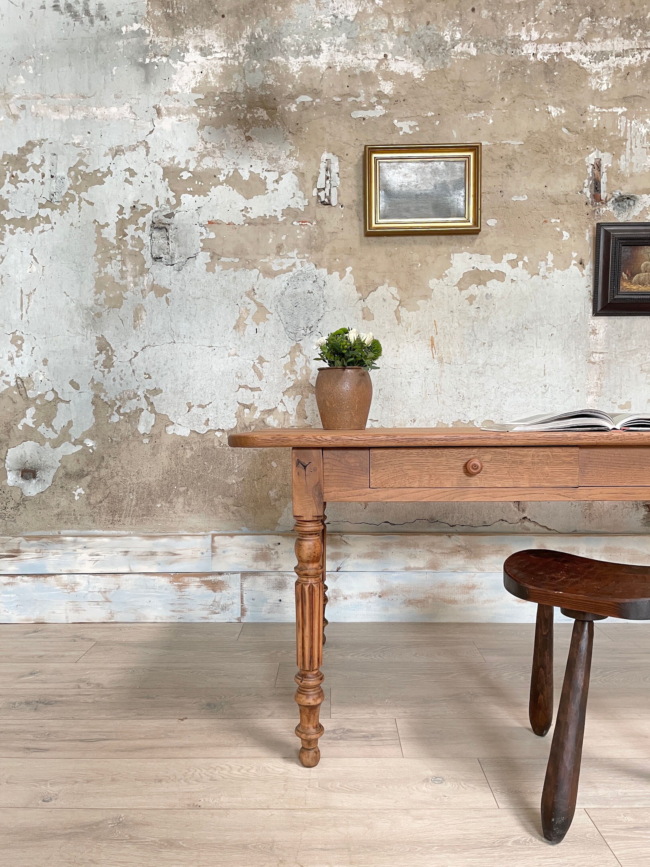 Table with turned legs in solid wood