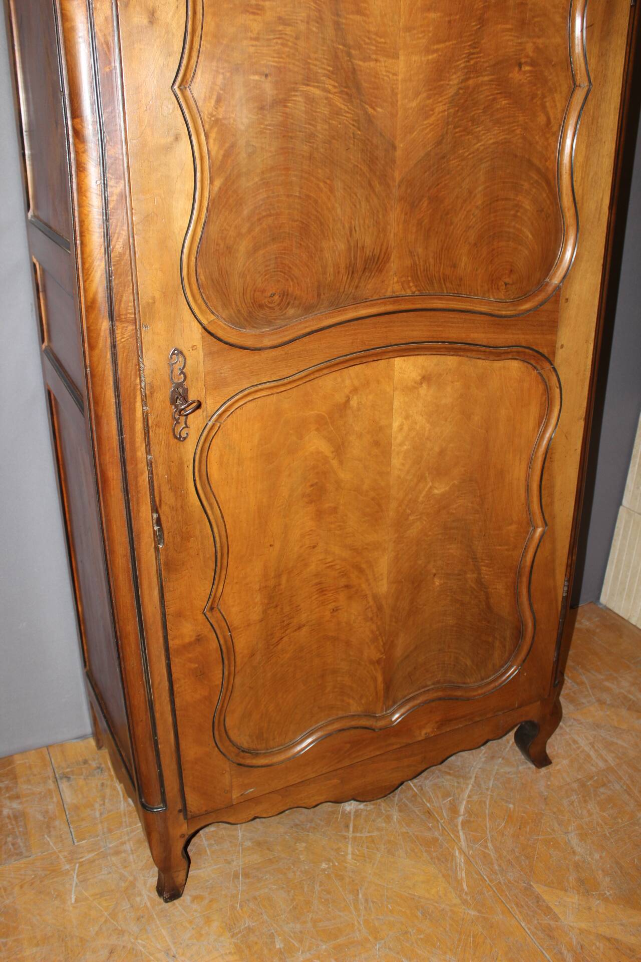 Louis XV bonnetière in walnut from the late 18th century