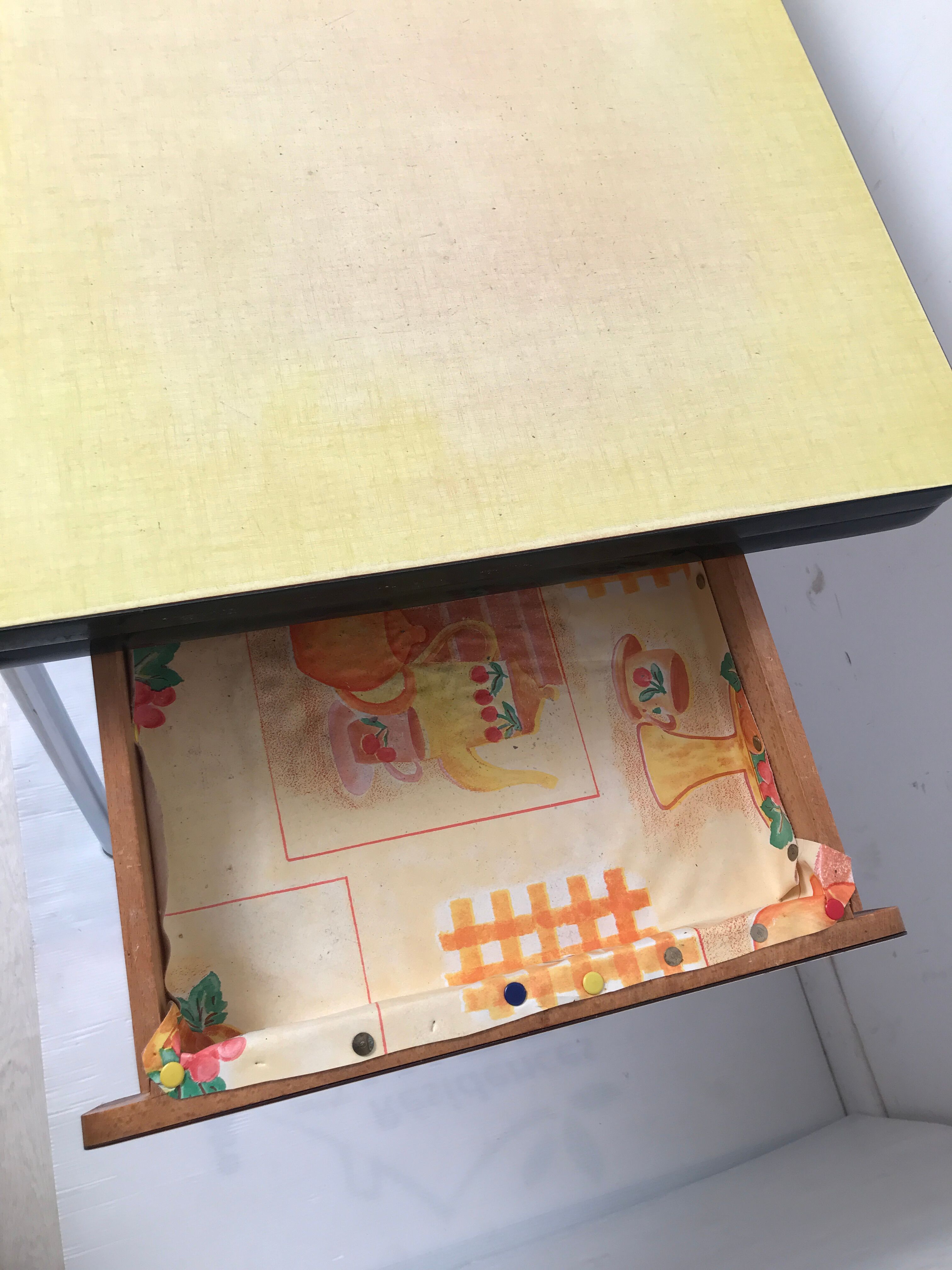 Table en formica jaune moutarde  des années 50- 60
