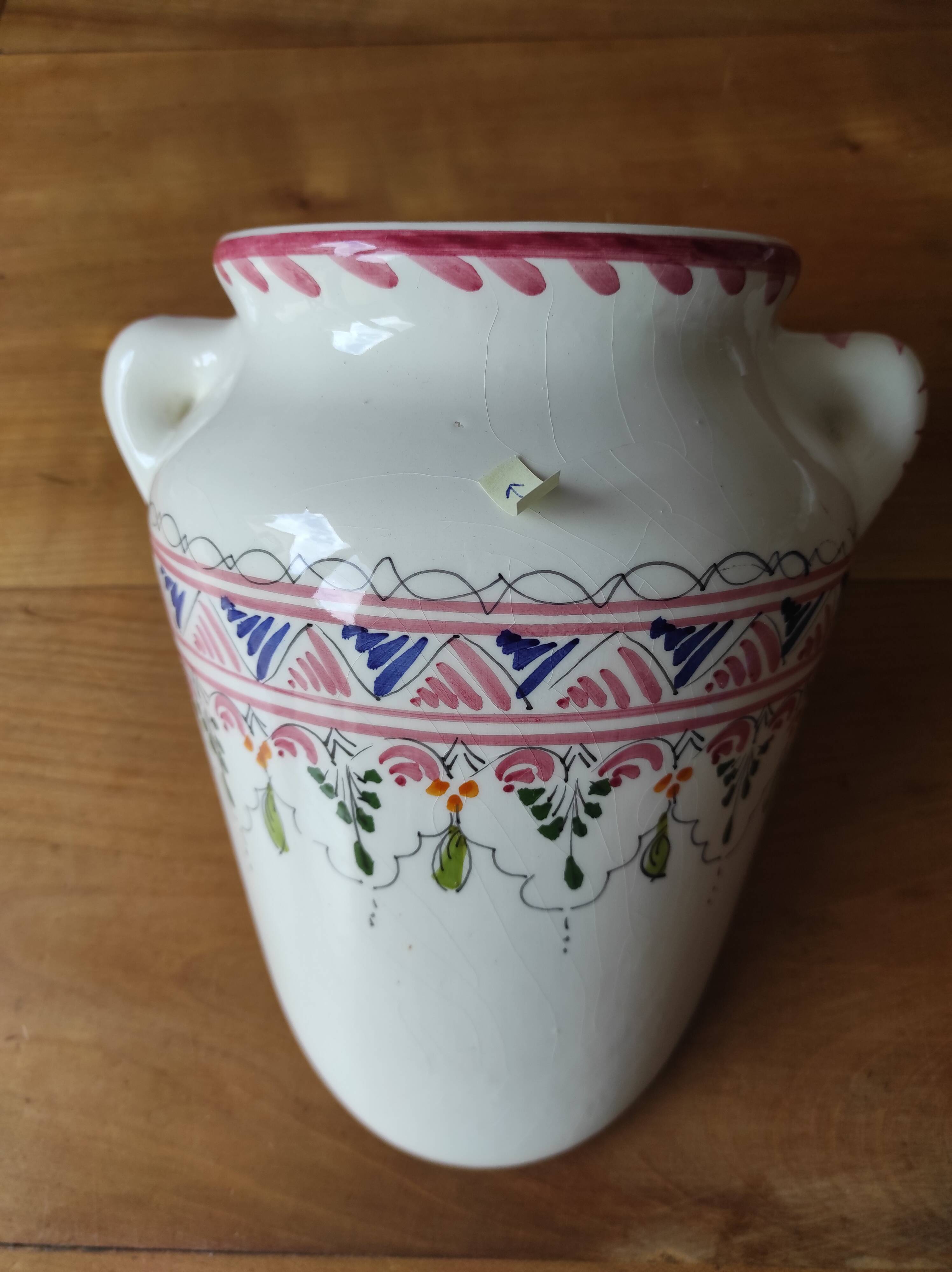 Wall-mounted ceramic bouquet holder