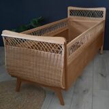 Lit bébé corbeille vintage bois et rotin restauré