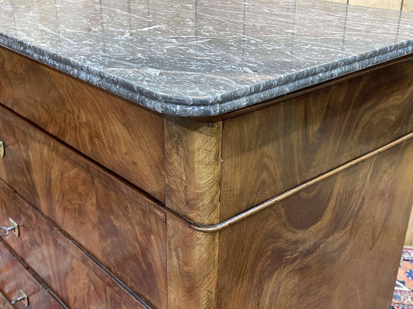 19th century Restoration chest of drawers in mahogany and marble top