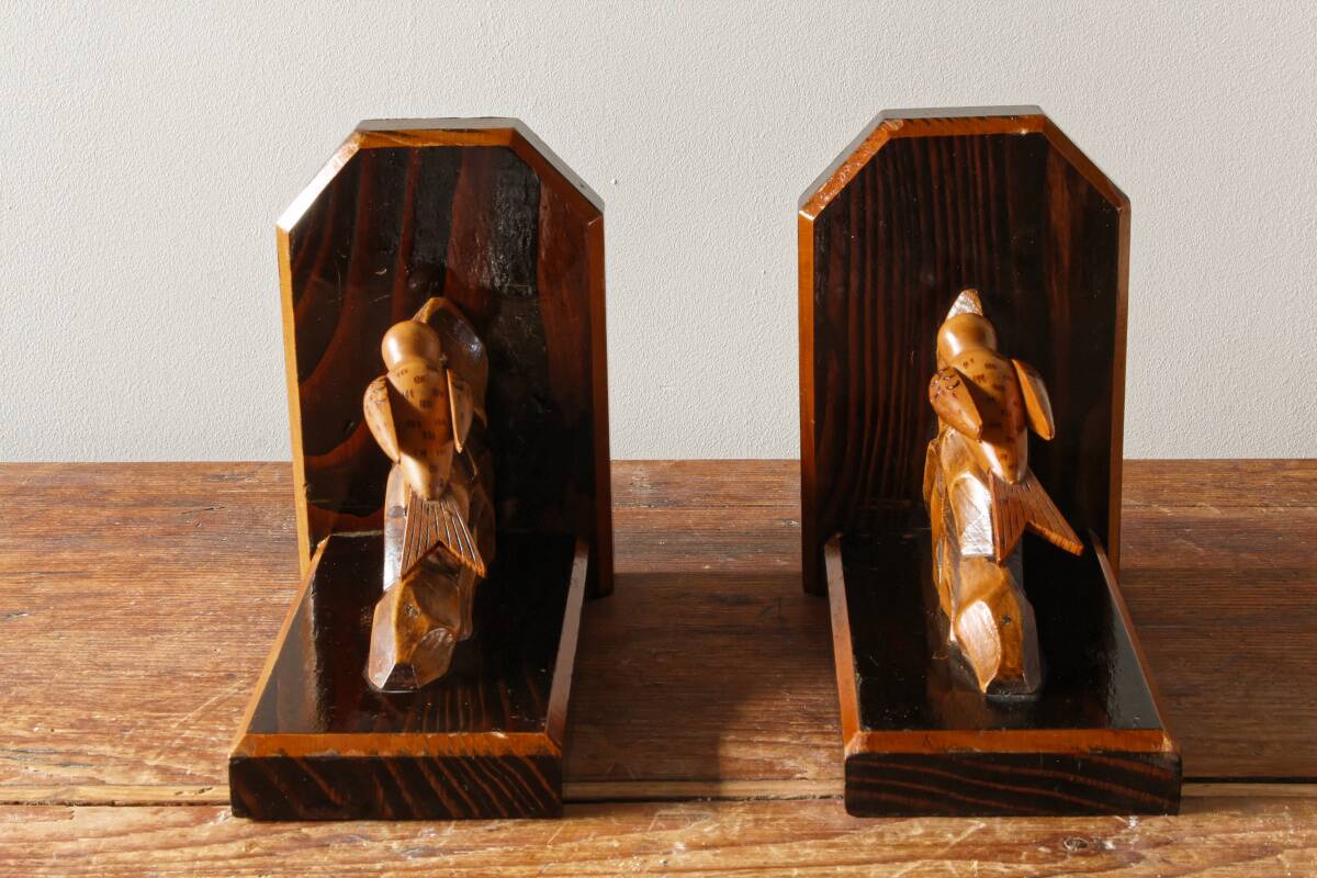 Paire de serres livres Art déco en bois représentant des oiseaux