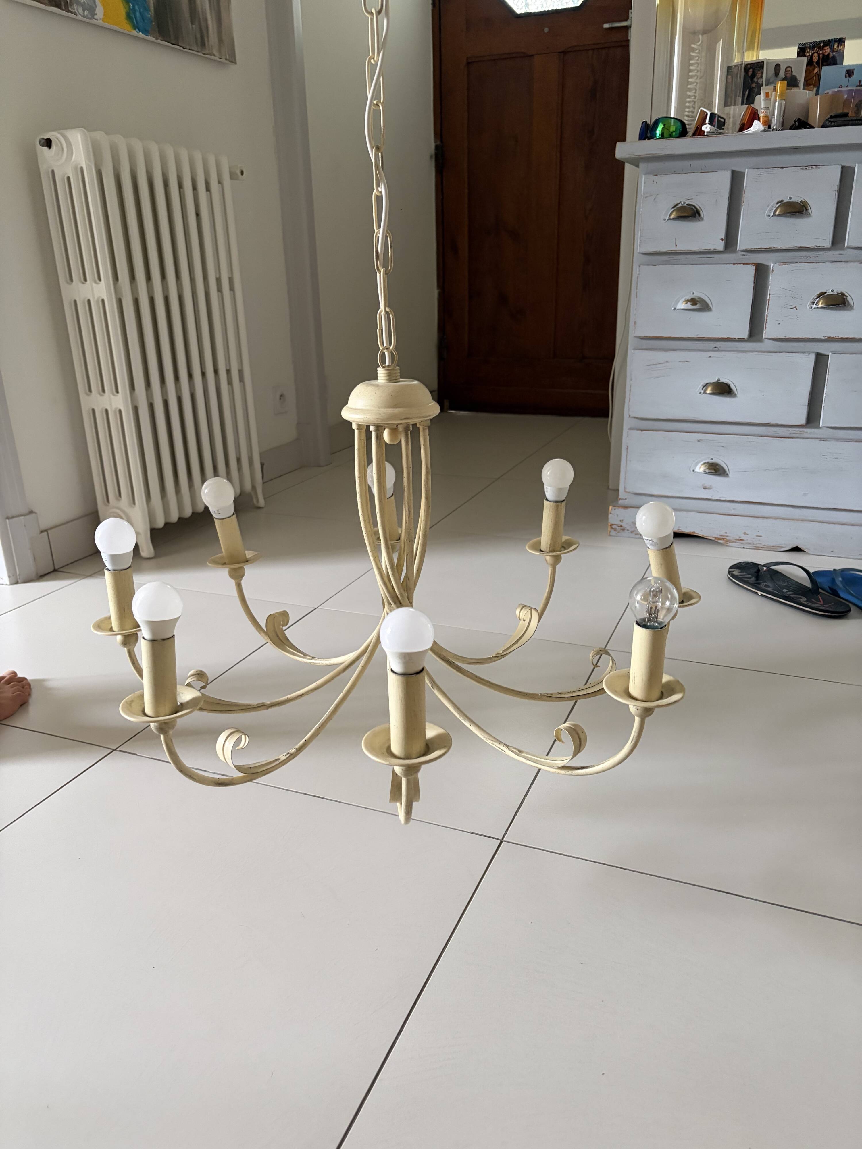 Large chandelier with 8 arms