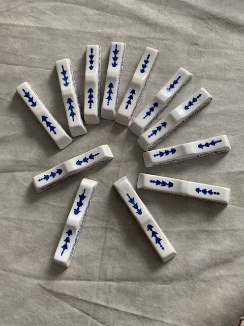12 antique knife holders in Gien earthenware, Rouen model