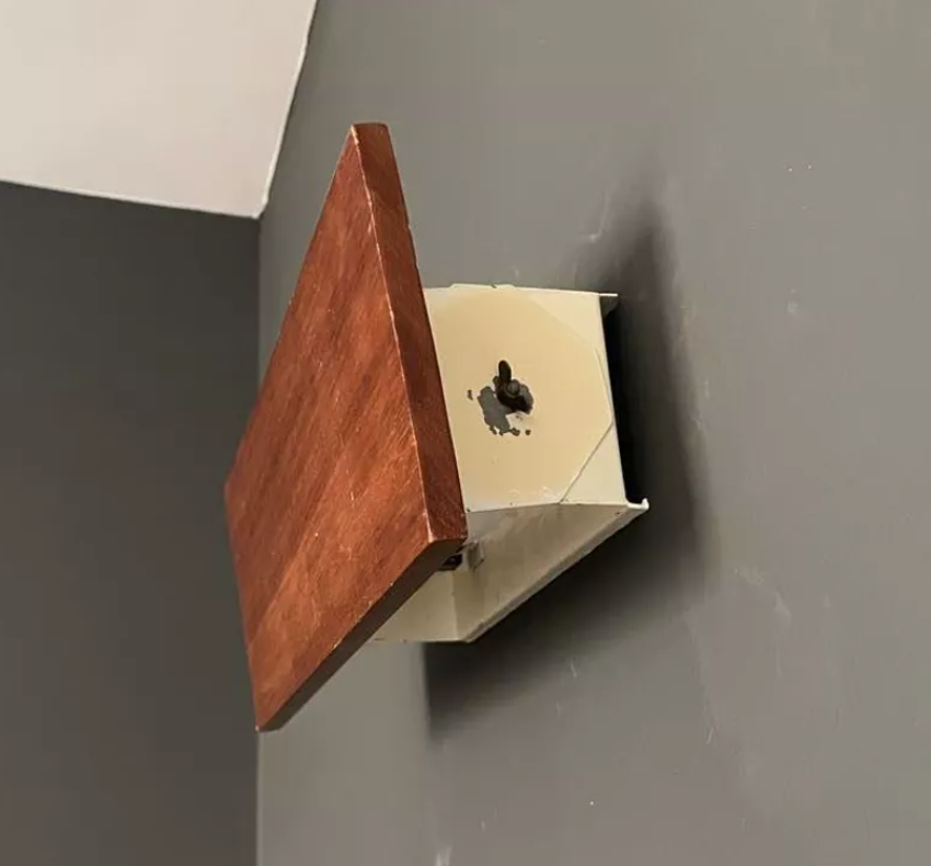 Paire d'appliques vintage à volet orientable, bois et métal laqué blanc, France 1960