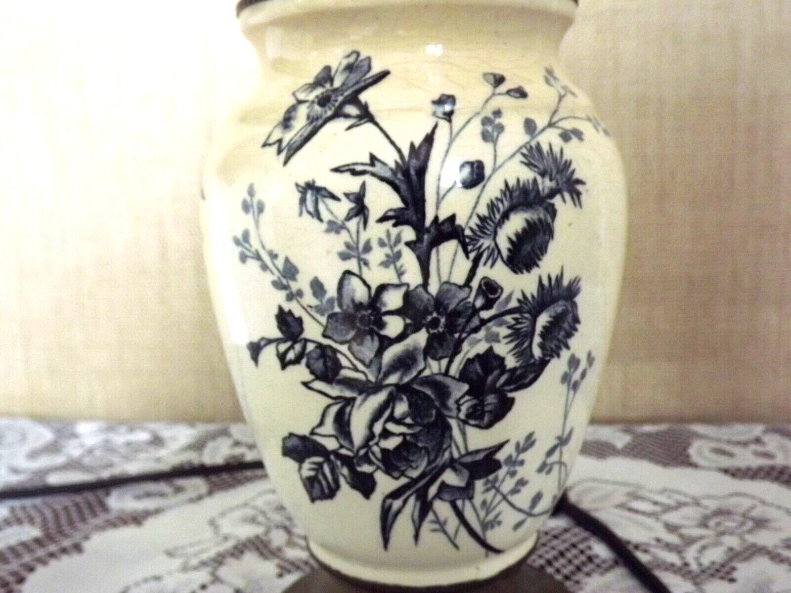 Lampe de table en porcelaine et laiton