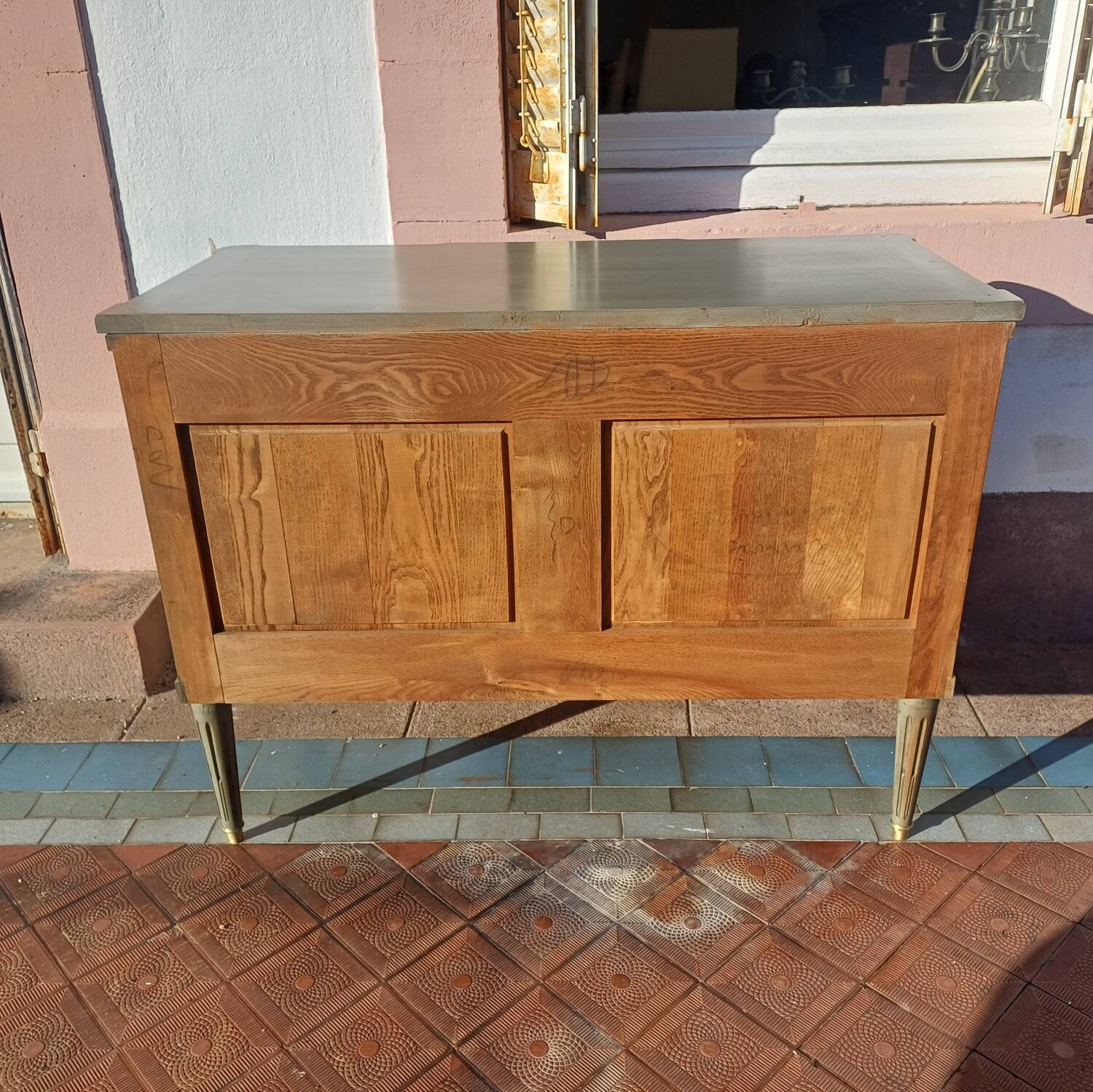 Louis XVI style patinated chest of drawers with 3 drawers.