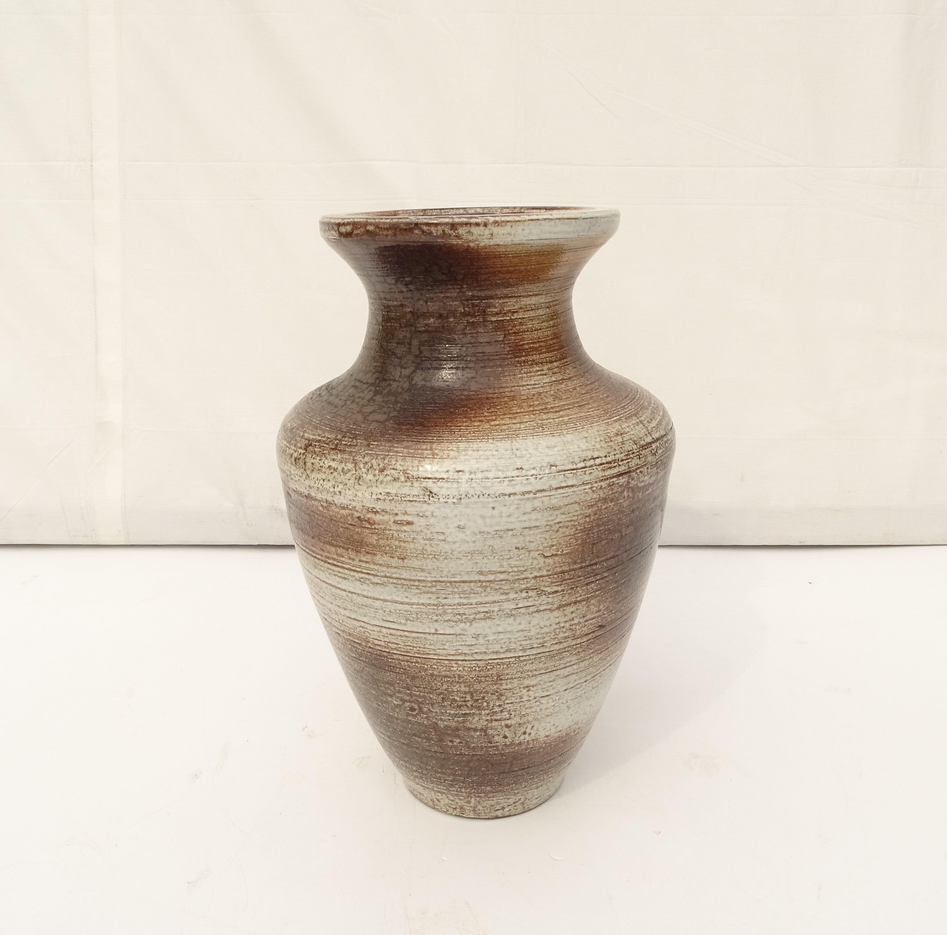 Vase à fleurs en grès