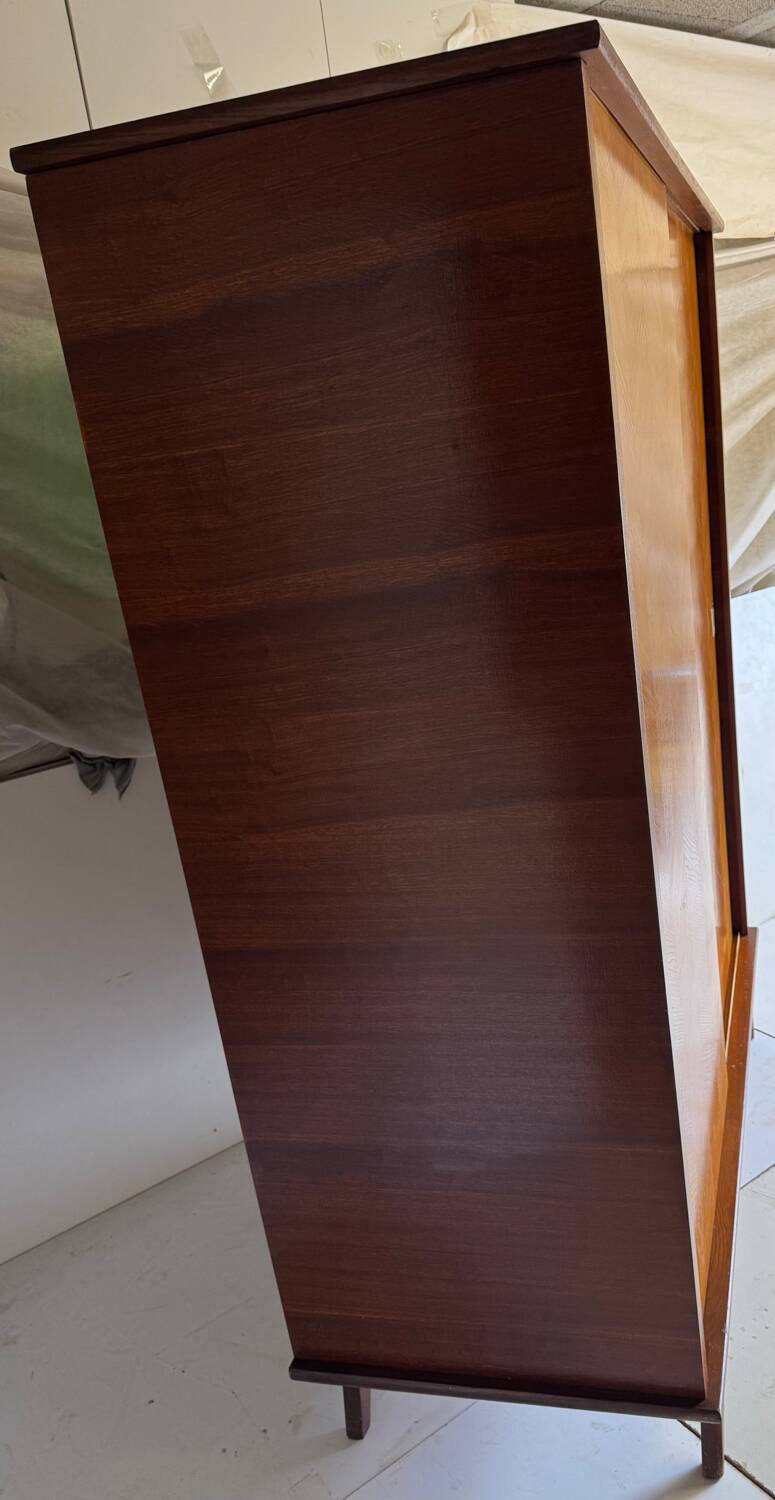 Armoire vintage à pieds compas