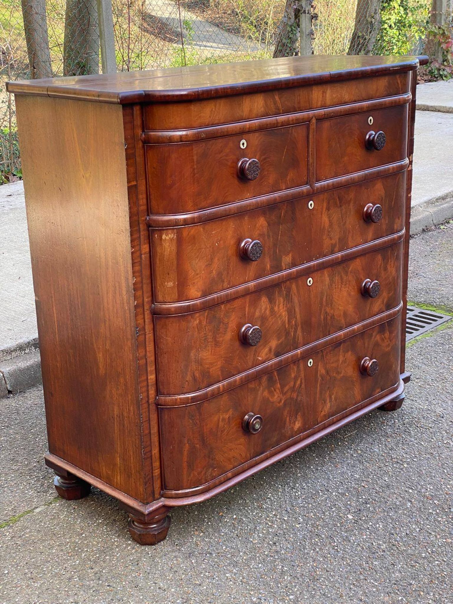 Victorian English commode in solid mahogany wood, 1930.