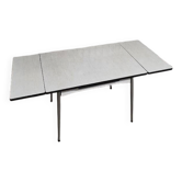 Rectangular extendable table – simple lines and light finish