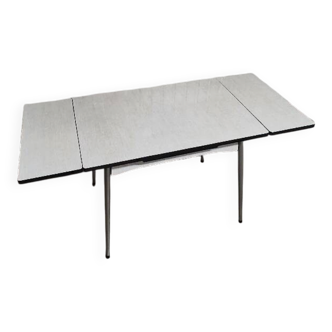 Rectangular extendable table – simple lines and light finish
