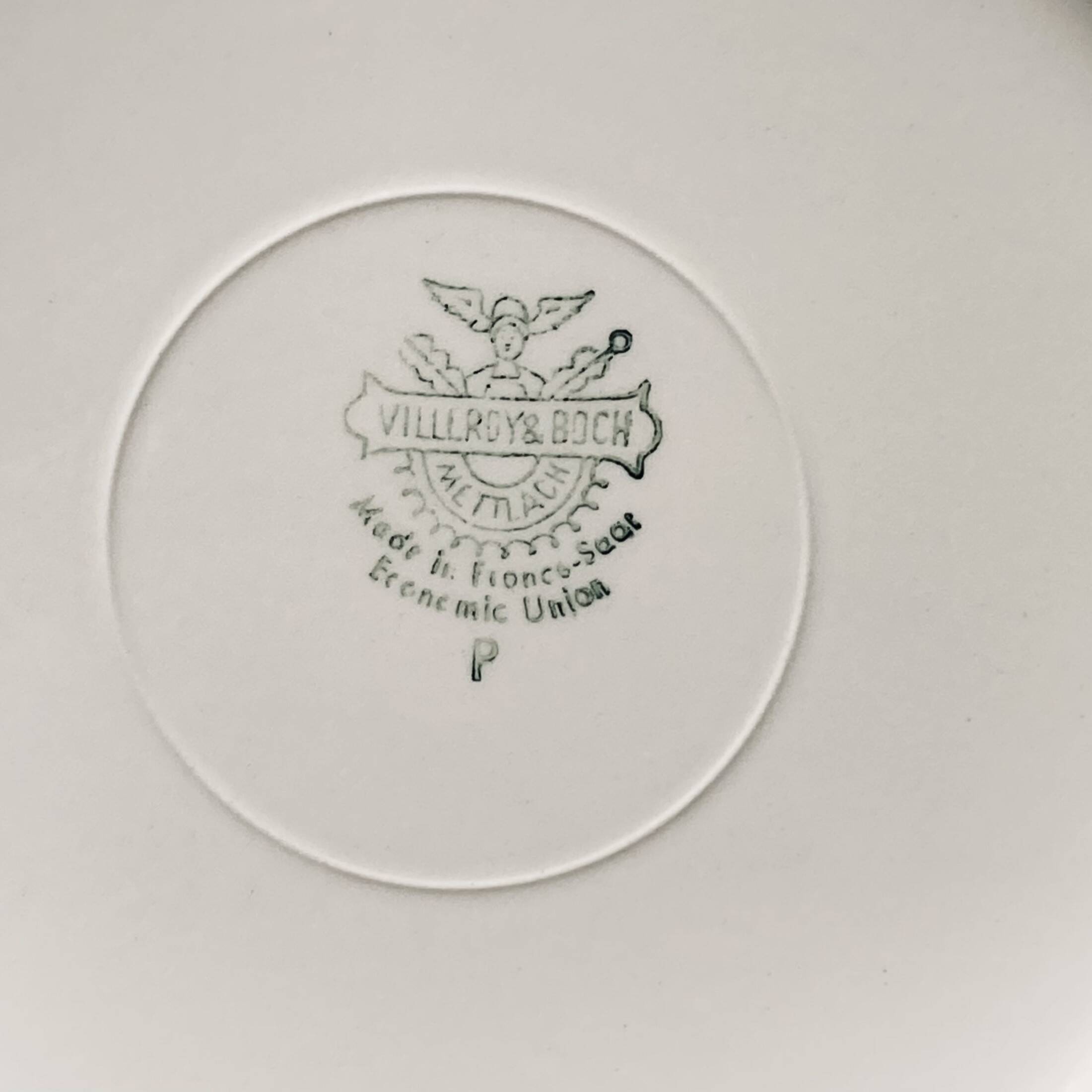 Lot of 6 old mismatched flat plates manufactured by Digoin, Sarreguemines, Villeroy Boch