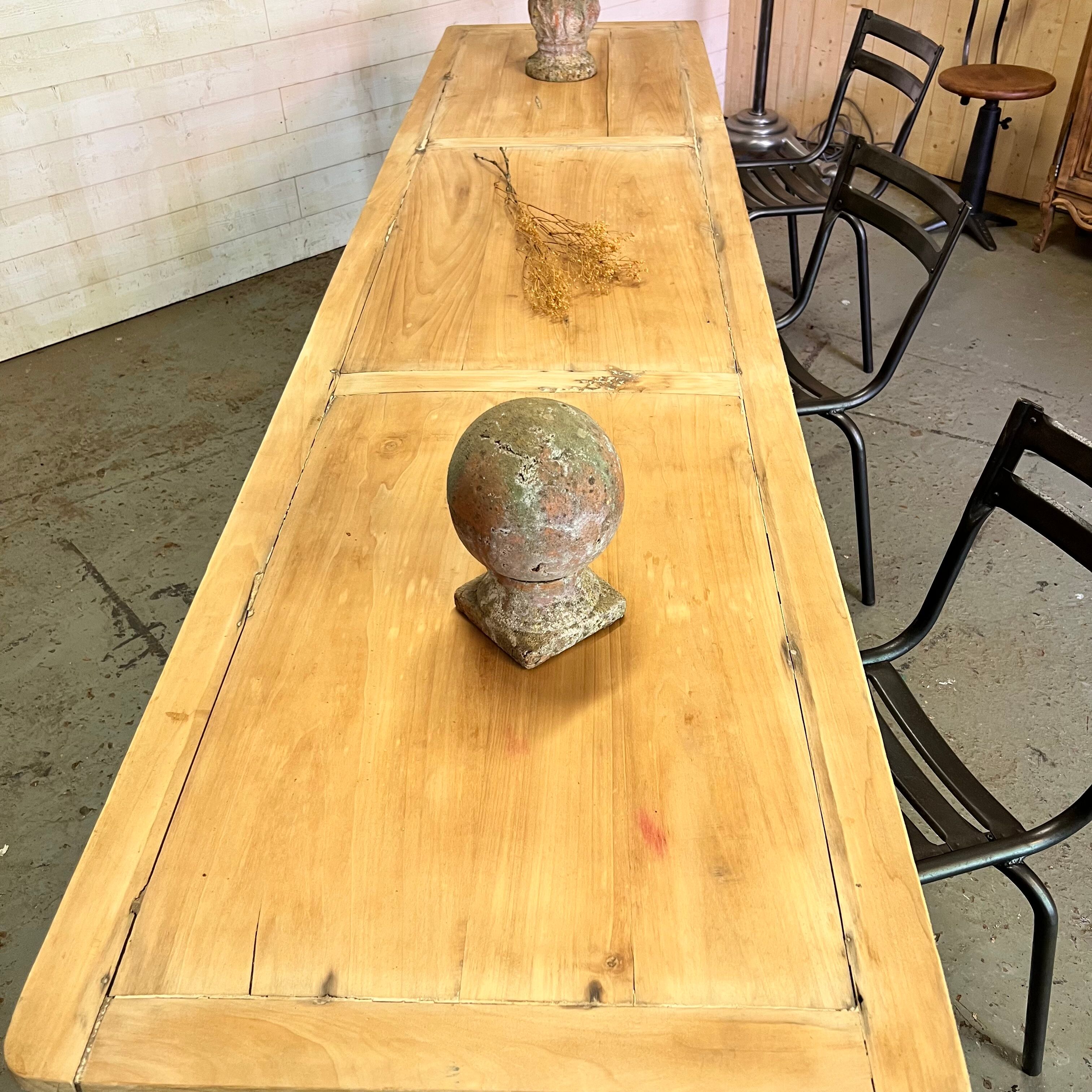 Ancienne table de ferme de communauté