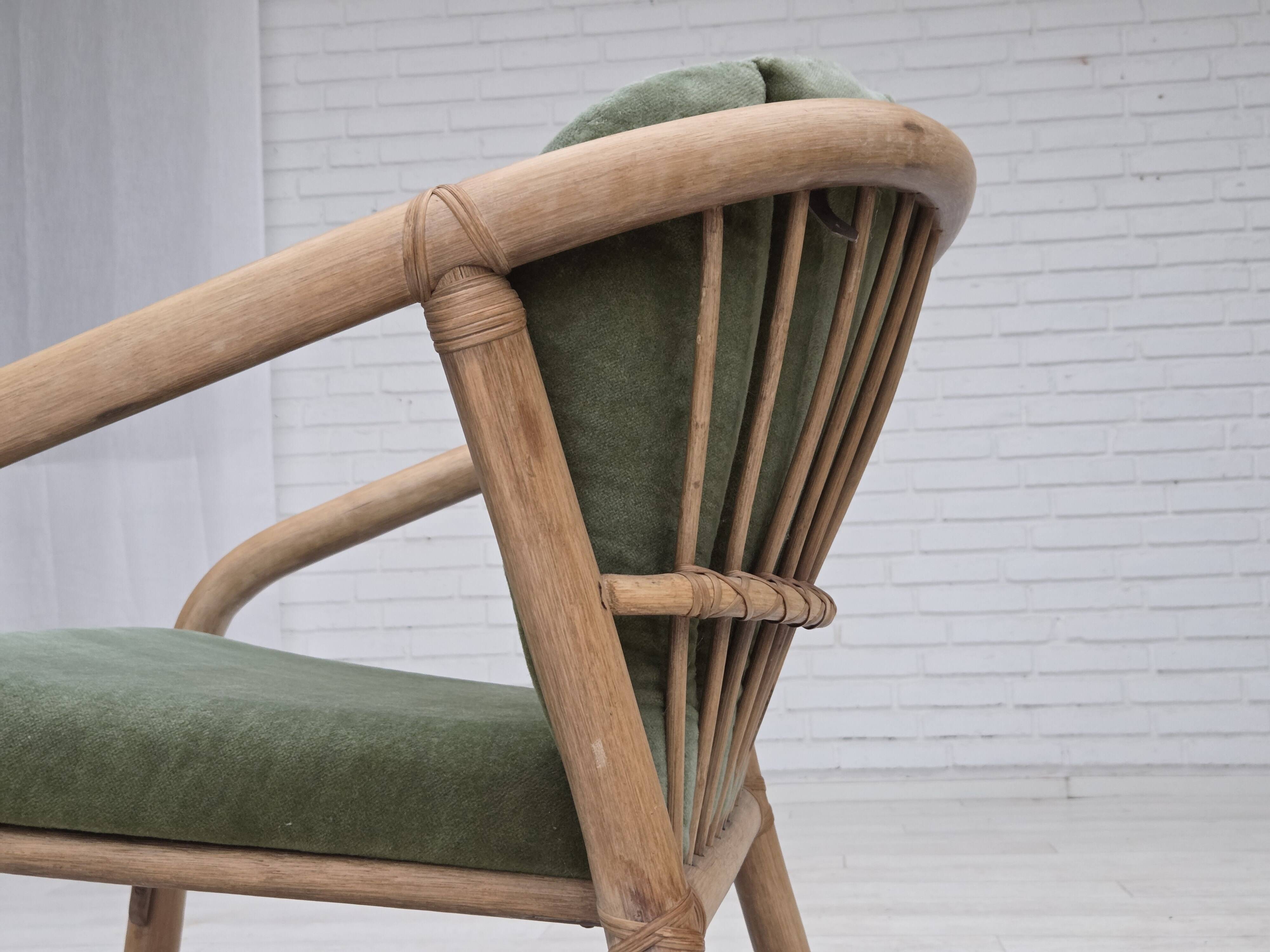 Années 1970, paire de fauteuils lounge scandinaves, mobilier en velours et rotin