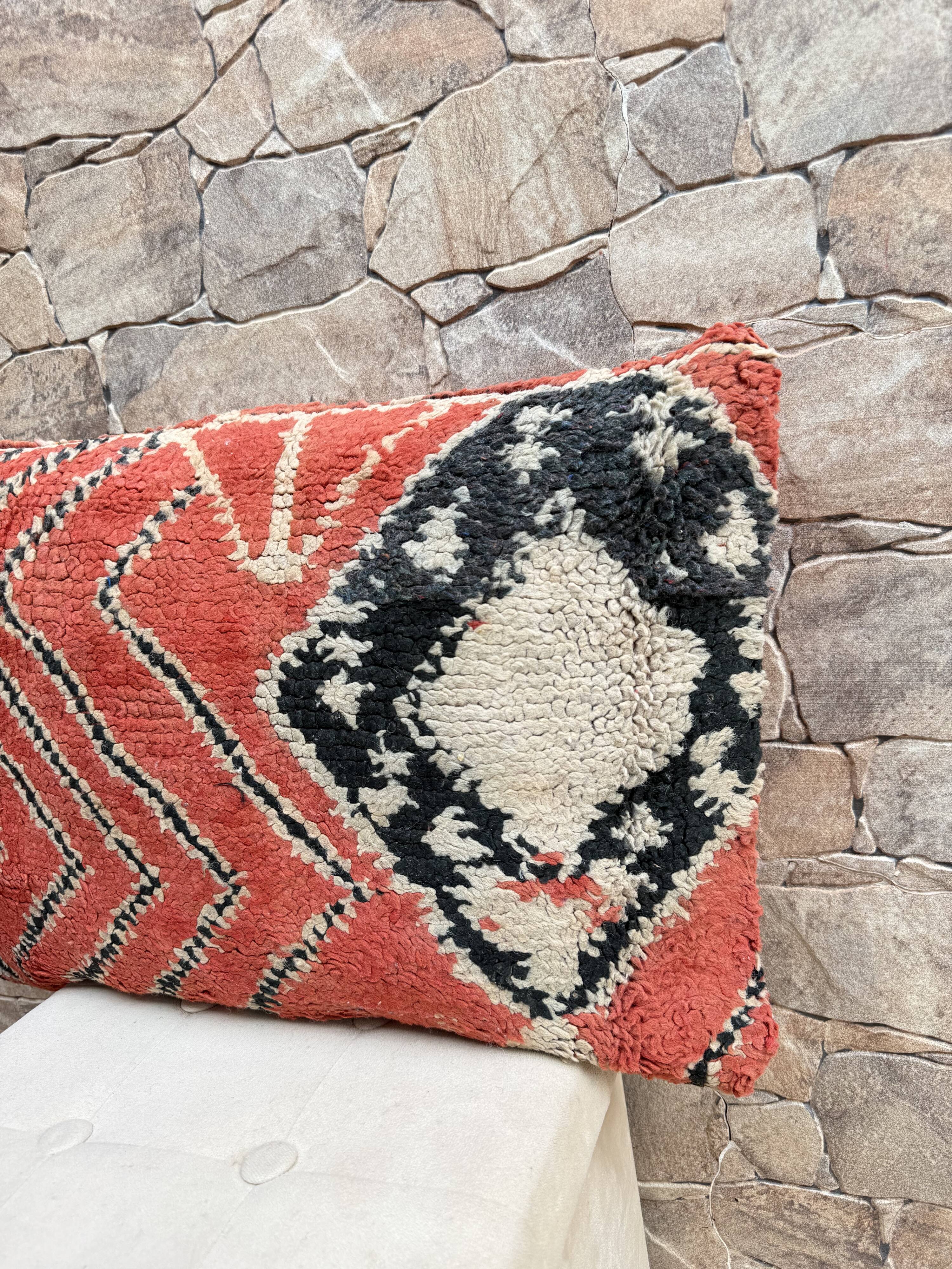 Vintage Berber wool cushion cover: Moroccan Kilim cushion