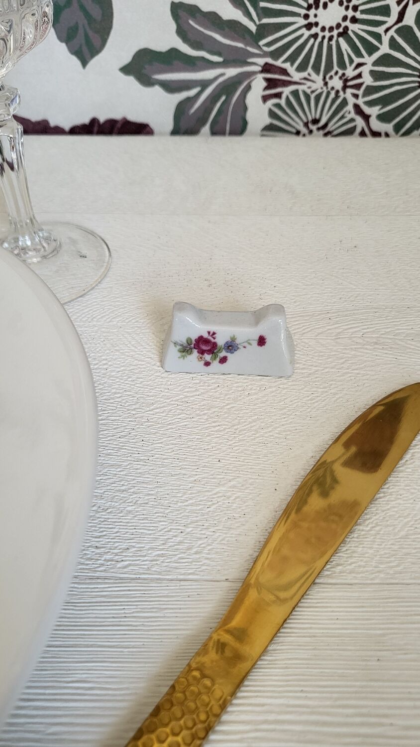 Set of 12 porcelain knife holders with flowers