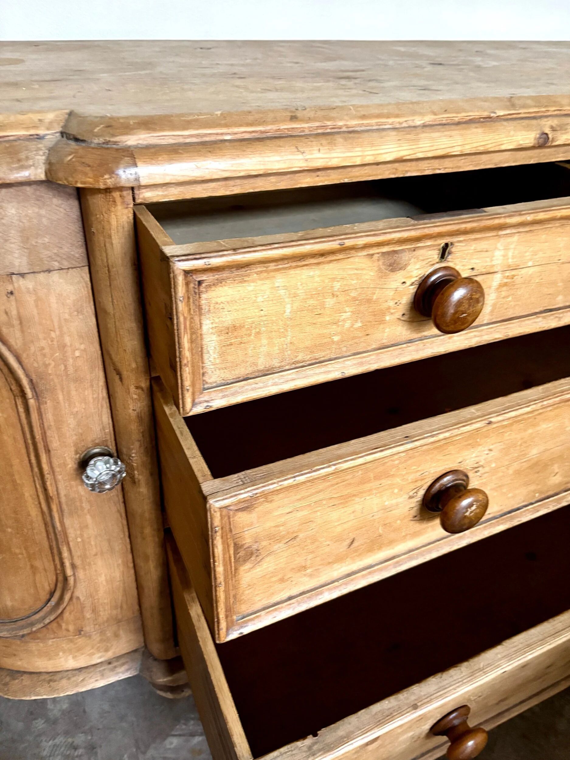 English half-moon sideboard, 2 doors and 4 drawers in light wood, 1930.