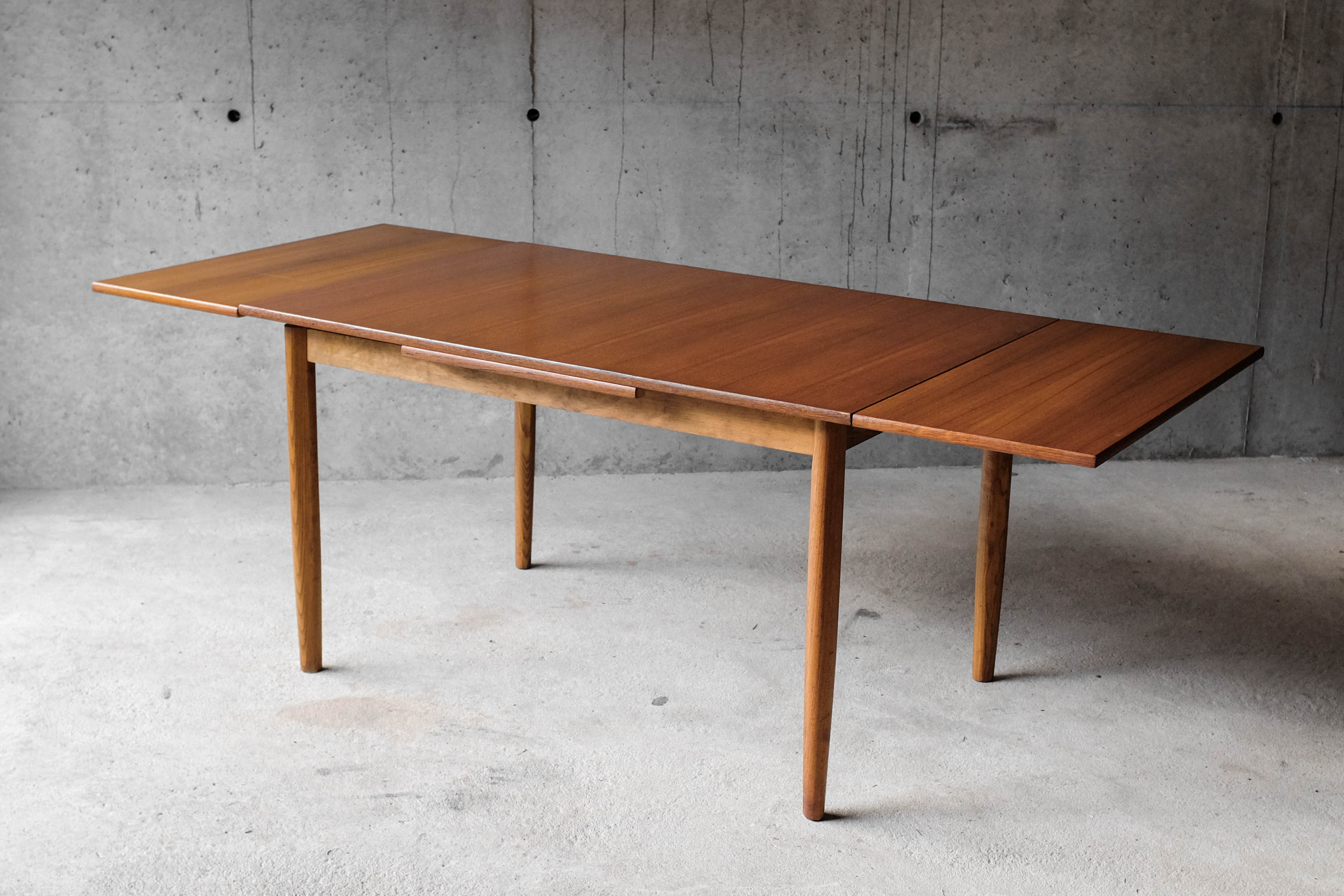 Table and 4 chairs 60
