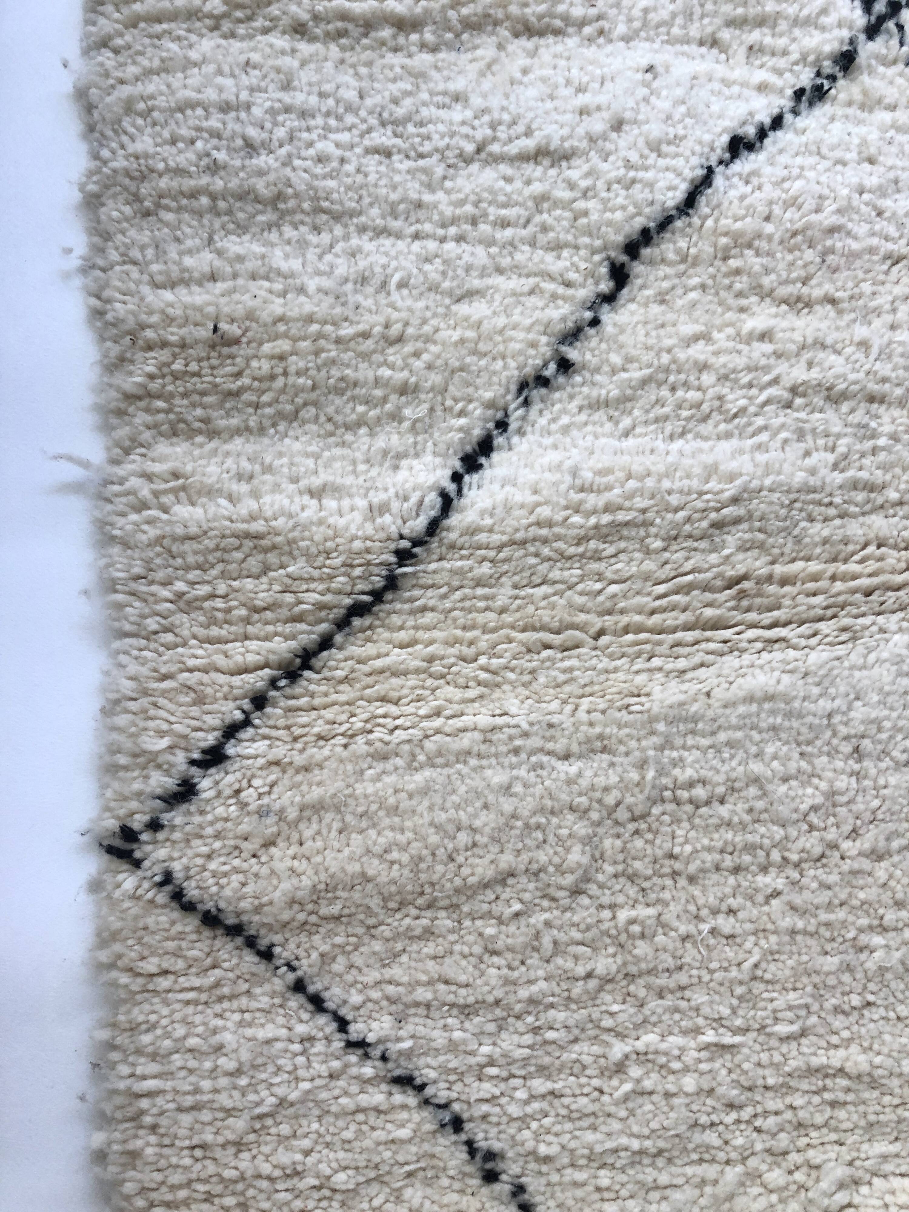 Moroccan Berber carpet with black diamonds 2,36x1.73m