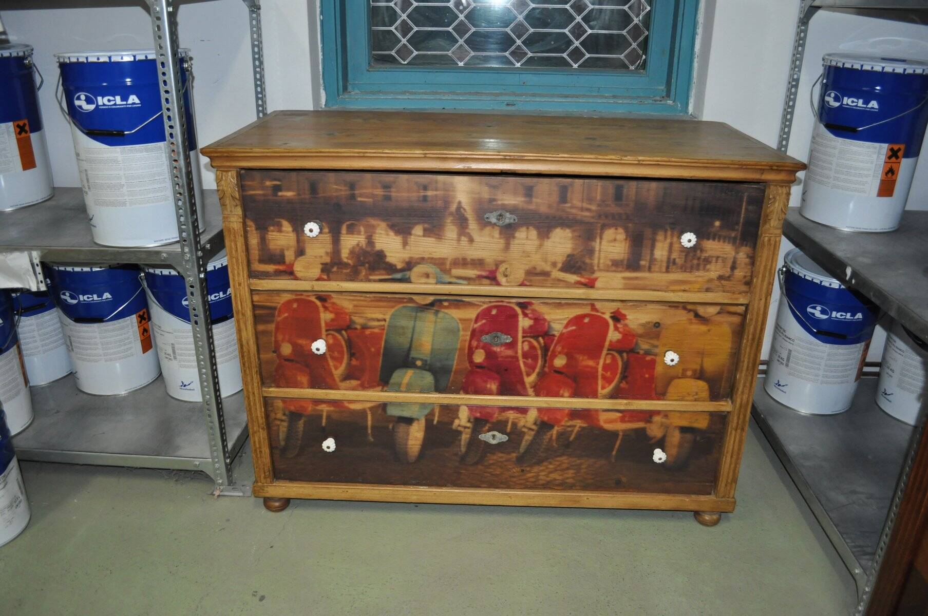 Brown pine chest of drawers with Vespa photo decor, 3 drawers, neo-vintage rustic style.
