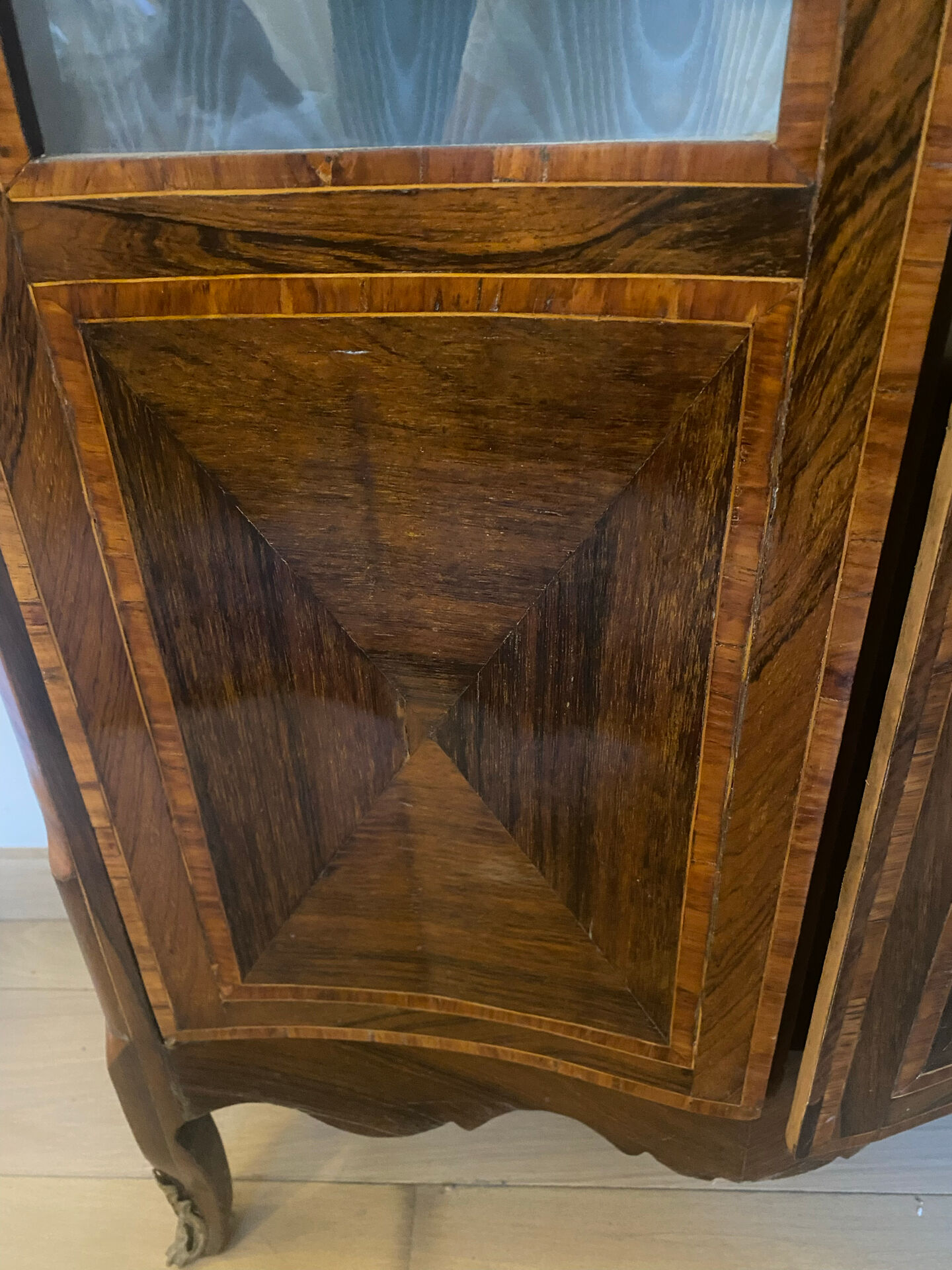 Napoleon III display cabinet in Louis XV style