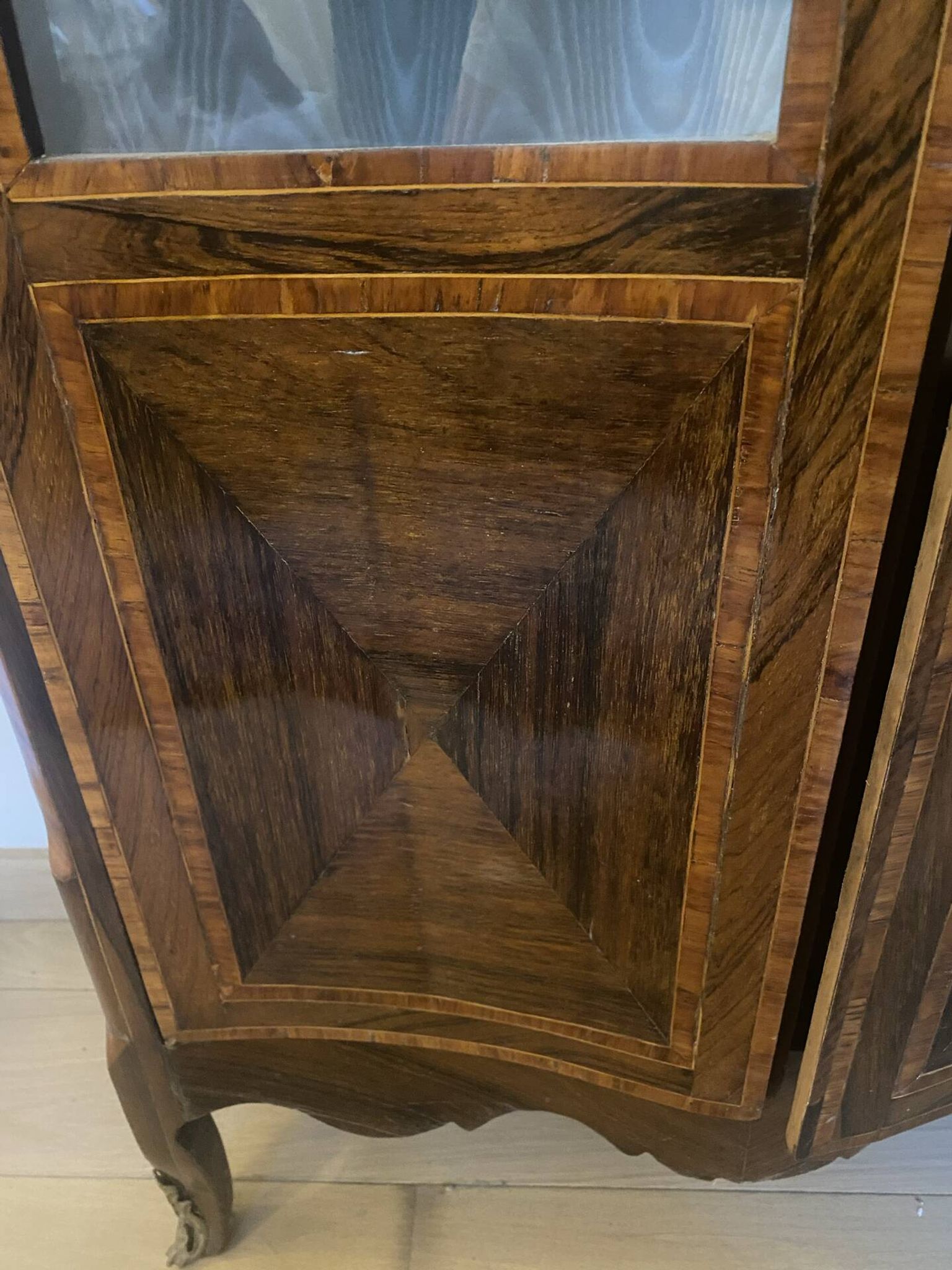 Napoleon III display cabinet in Louis XV style