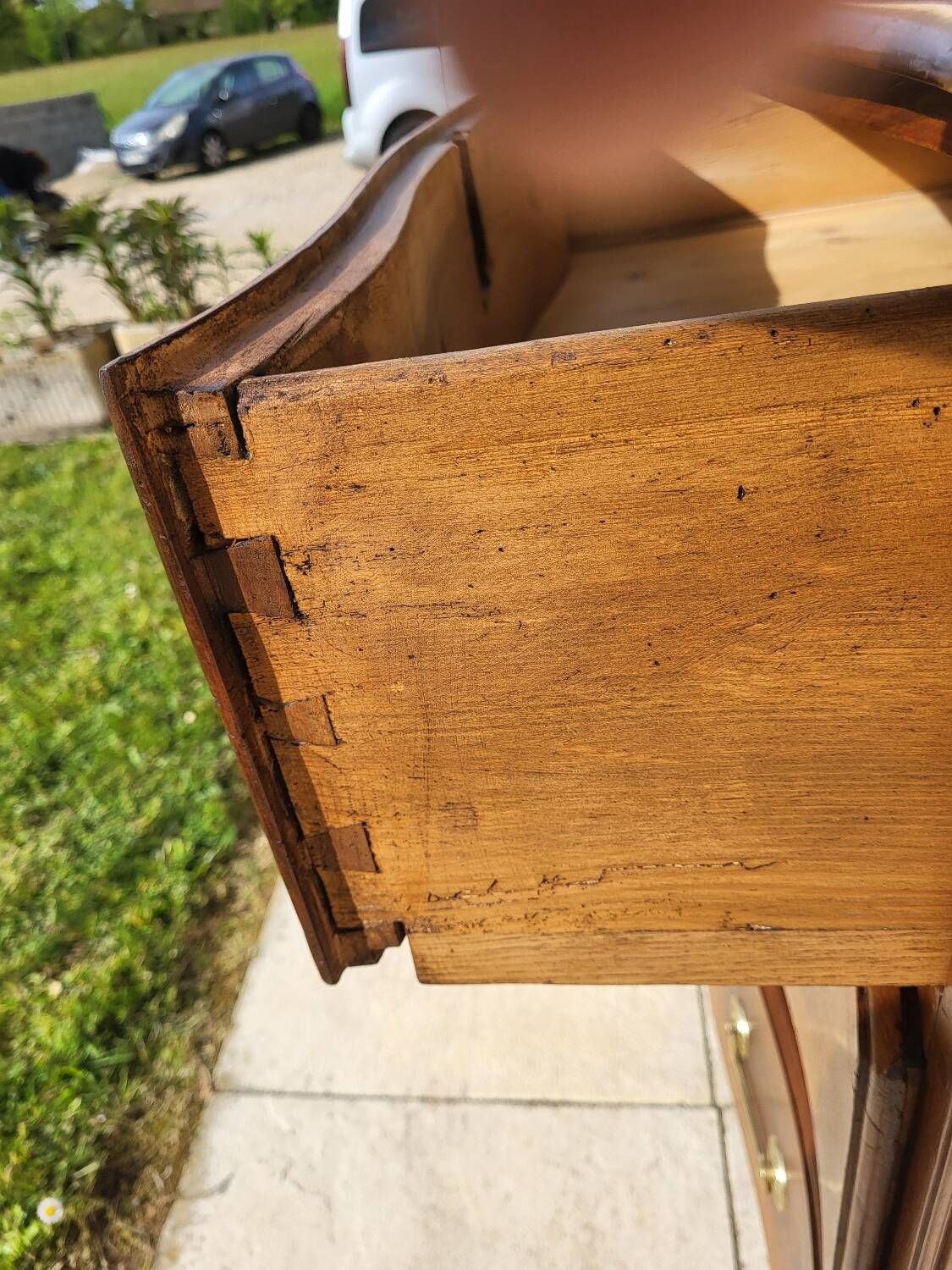 Walnut chest of drawers