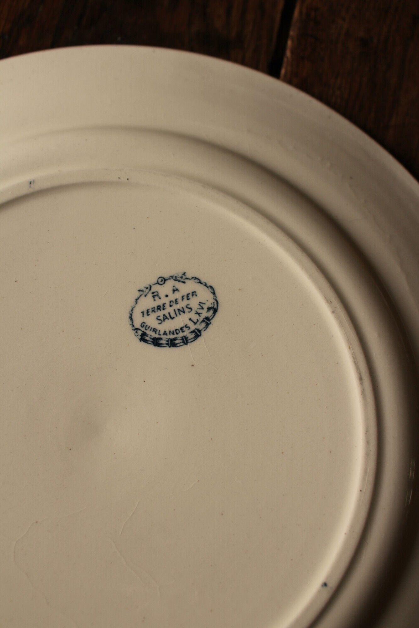 Plat rond Terre de Fer bleu Salins Guirlandes Louis XVI